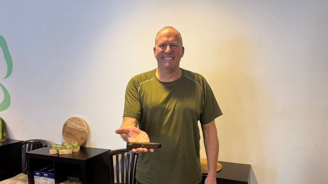 Peter Paul aus Lindlar und sein besonderes Urlaubsmitbringsel aus Sri Lanka - ein Nagel einer historischen Bahnstrecke.
