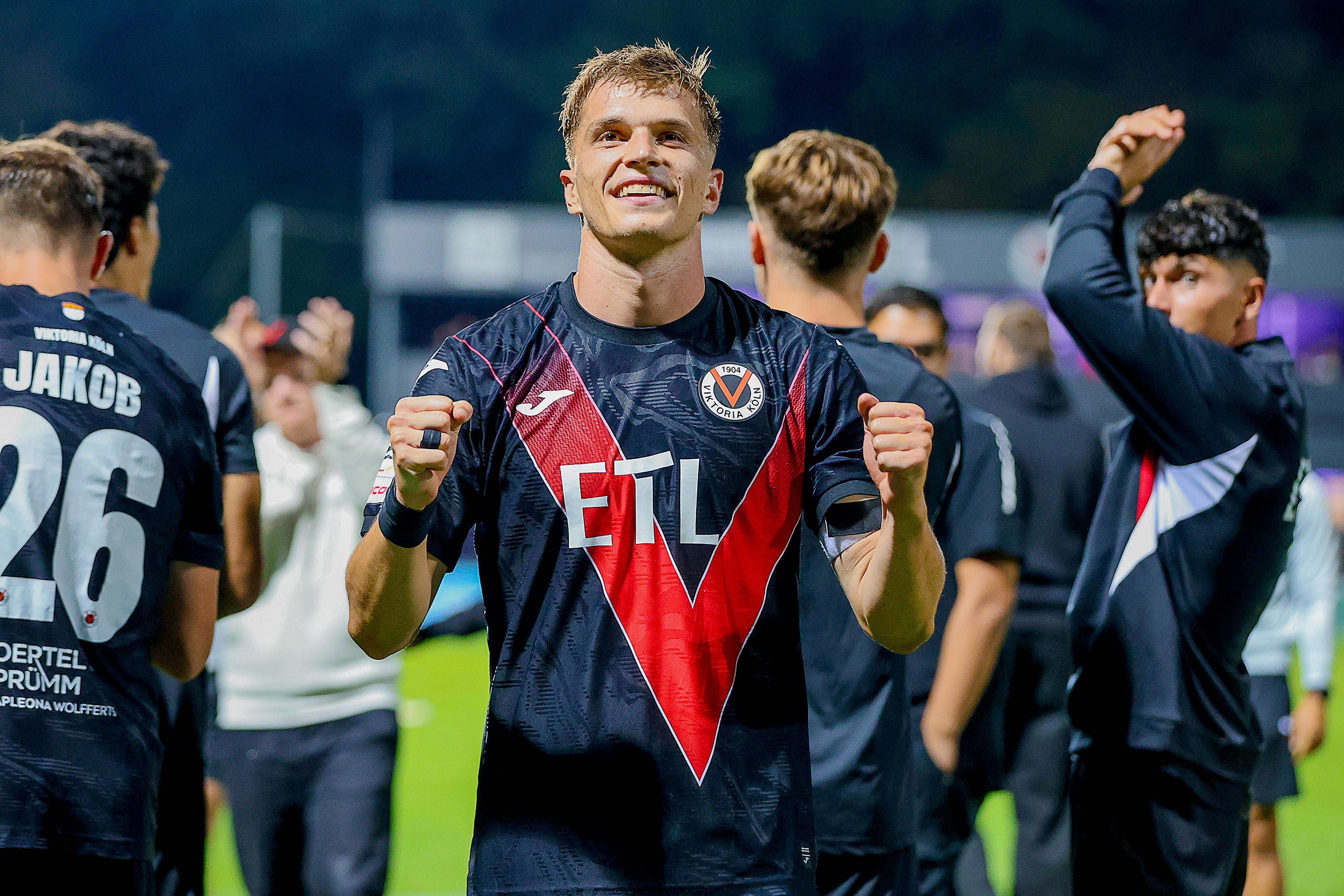 30.08.2026, xsscx, Fußball 3. Liga, Viktoria Köln - Preußen Münster, 3. Spieltag, Sportpark Höhenberg, Saison 2026 2027: Die Mannschaft von Viktoria Köln feiert ihren Sieg gegen Preußen Münster mit David Otto Viktoria Köln 10 DFB regulations prohibit any use of photographs as image sequences and or quasi-video. Photo: xSandraxScherningxPressefotoKochx Nordrhein-Westfalen Deutschland *** August 30, 2026, xsscx, Soccer 3rd Division, Viktoria Köln vs. Preußen Münster, Matchday 3, Sportpark Höhenberg, 20262027 Season: The Viktoria Köln team celebrates its victory over Preußen Münster with David Otto. Viktoria Köln 10. DFB regulations prohibit any use of photographs as image sequences and/or quasi-video. Photo: xSandraxScherningxPressefotoKochx, North Rhine-Westphalia, Germany