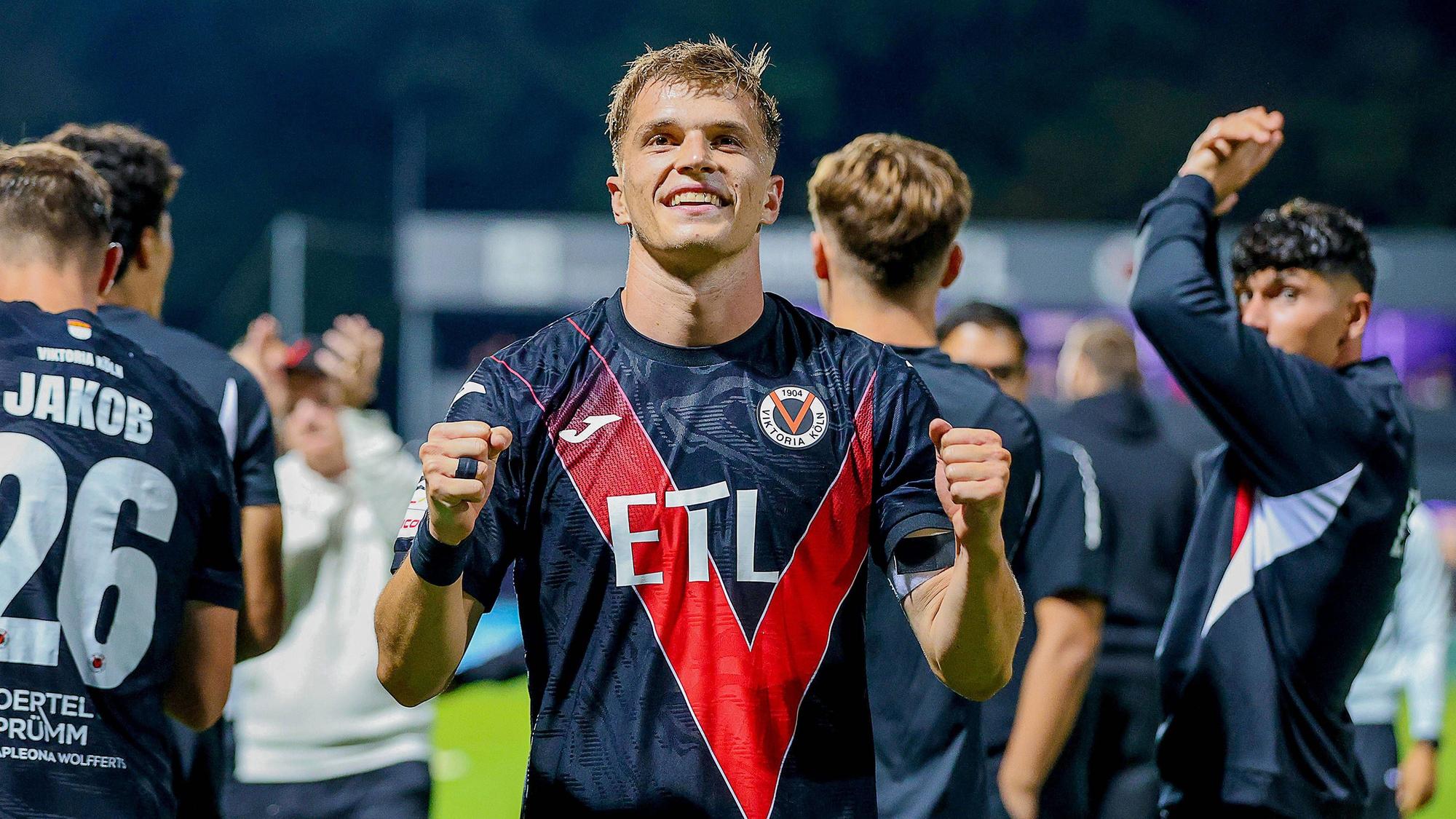 30.08.2026, xsscx, Fußball 3. Liga, Viktoria Köln - Preußen Münster, 3. Spieltag, Sportpark Höhenberg, Saison 2026 2027: Die Mannschaft von Viktoria Köln feiert ihren Sieg gegen Preußen Münster mit David Otto Viktoria Köln 10 DFB regulations prohibit any use of photographs as image sequences and or quasi-video. Photo: xSandraxScherningxPressefotoKochx Nordrhein-Westfalen Deutschland *** August 30, 2026, xsscx, Soccer 3rd Division, Viktoria Köln vs. Preußen Münster, Matchday 3, Sportpark Höhenberg, 20262027 Season: The Viktoria Köln team celebrates its victory over Preußen Münster with David Otto. Viktoria Köln 10. DFB regulations prohibit any use of photographs as image sequences and/or quasi-video. Photo: xSandraxScherningxPressefotoKochx, North Rhine-Westphalia, Germany