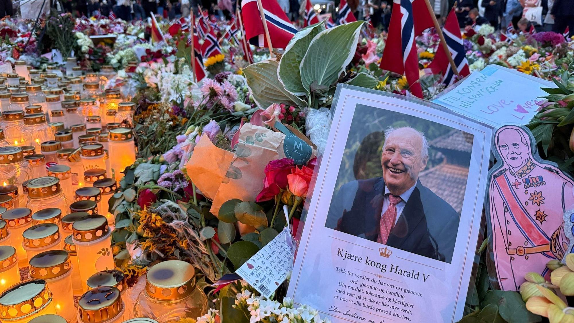 Nach dem Tod von König Harald stehen Kerzen, Blumen und Flaggen vor dem Schloss.