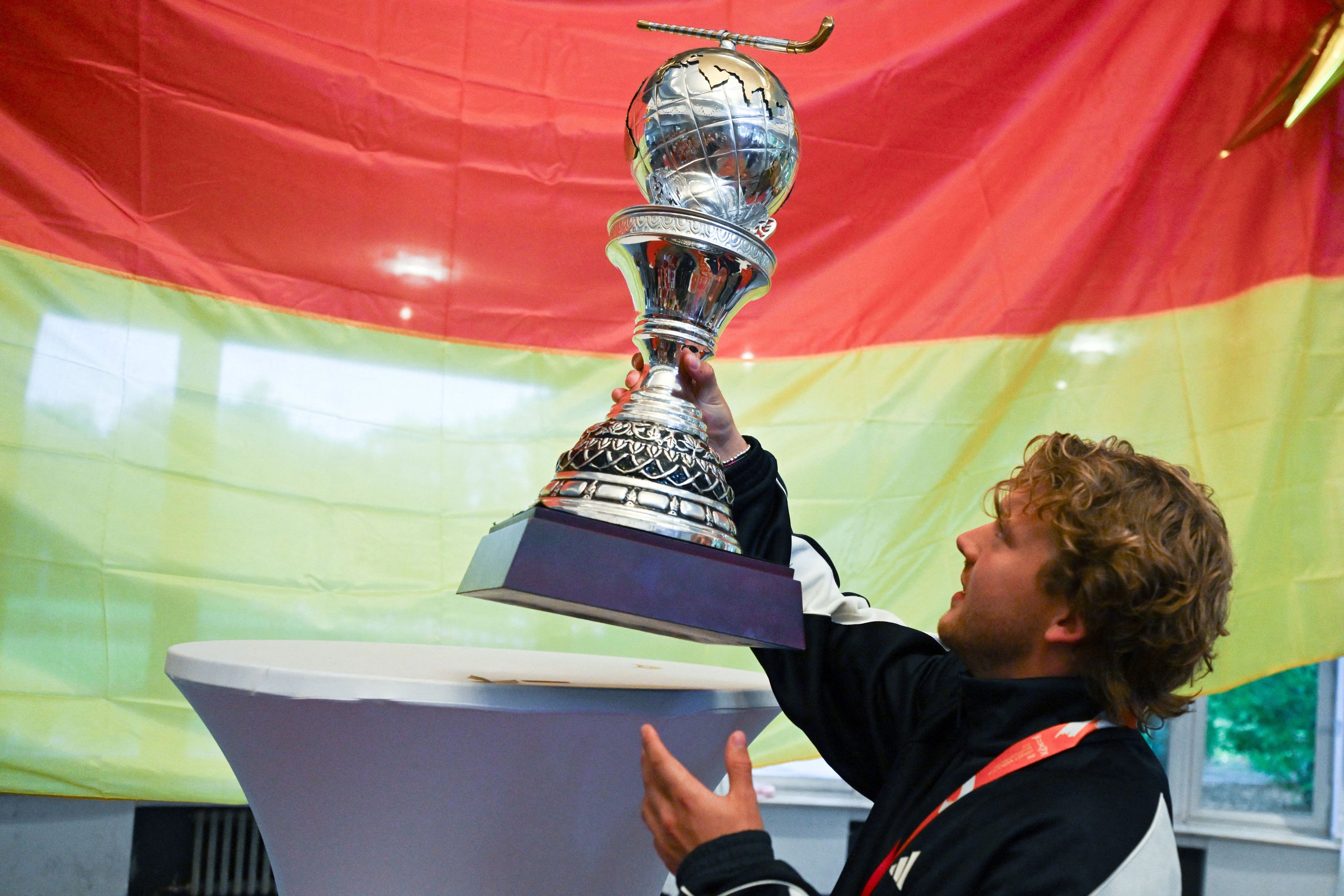 Thies Ole Prinz präsentiert den WM-Pokal.