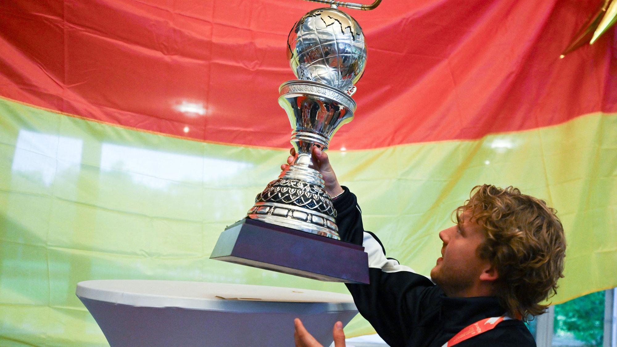 Thies Ole Prinz präsentiert den WM-Pokal.