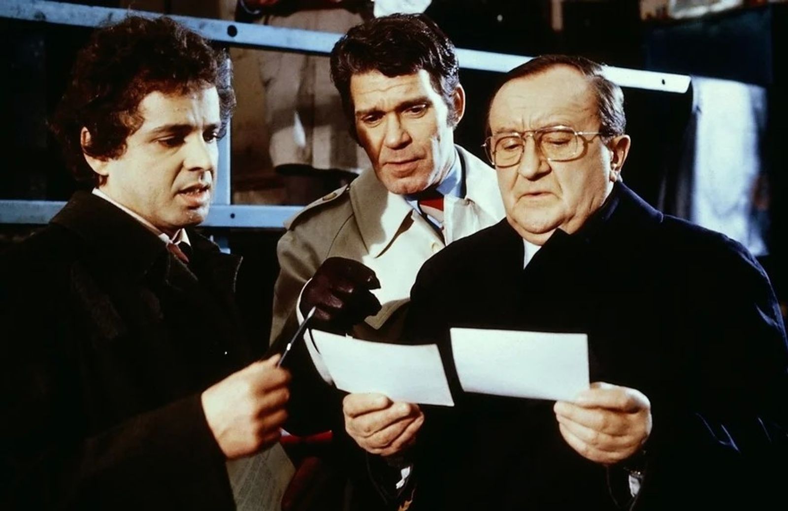 „Der Alte“ gehört mit wechselnder Besetzung zu den ältesten Krimireihen der Welt. Neben der Titelfigur Erwin Köster (Siegfried Lowitz, rechts) ermittelten Kriminalhauptkommissar Gerd Heymann (Michael Ande, links) und Kriminalkommissar Martin Brenner (Jan Hendricks). (Bild: ZDF / Michael Marhoffer)