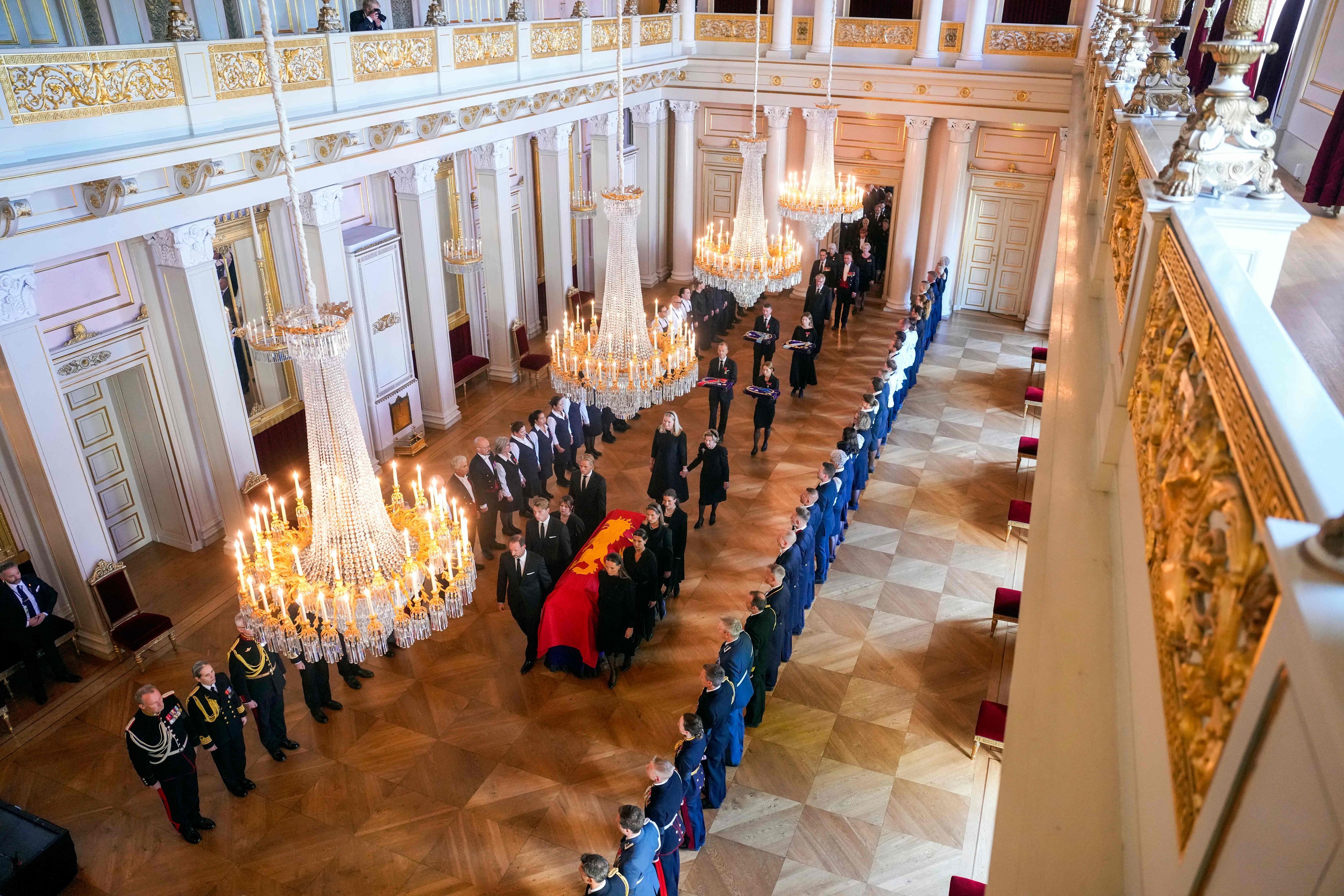 Der Sarg von König Harald V. von Norwegen wird von Mitgliedern der königlichen Familie aus dem Roten Salon in die Schlosskapelle in Oslo überführt. In der Mitte kann man Mette-Marit und Sonja Hand in Hand erkennen.