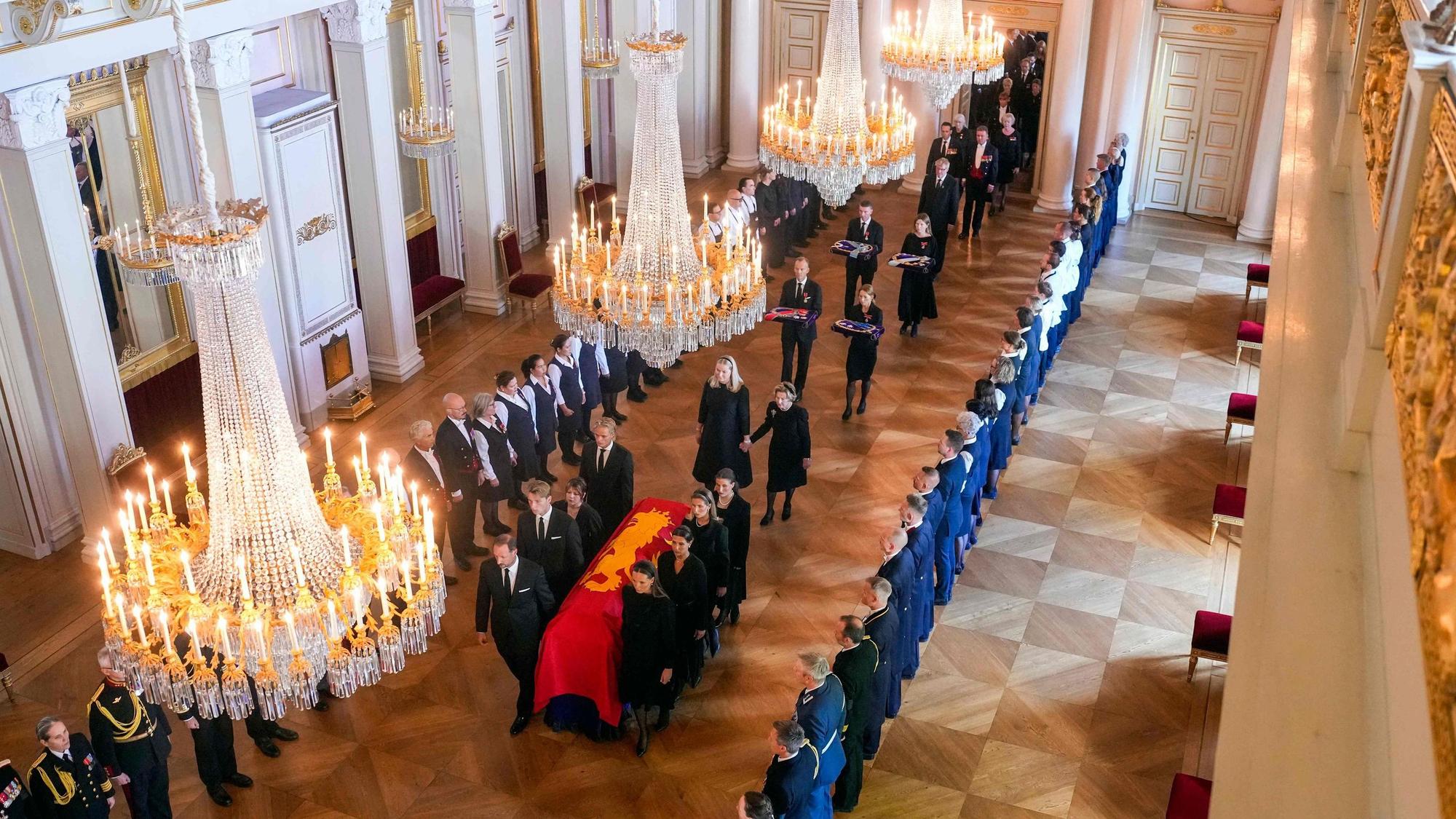 Der Sarg von König Harald V. von Norwegen wird von Mitgliedern der königlichen Familie aus dem Roten Salon in die Schlosskapelle in Oslo überführt. In der Mitte kann man Mette-Marit und Sonja Hand in Hand erkennen.