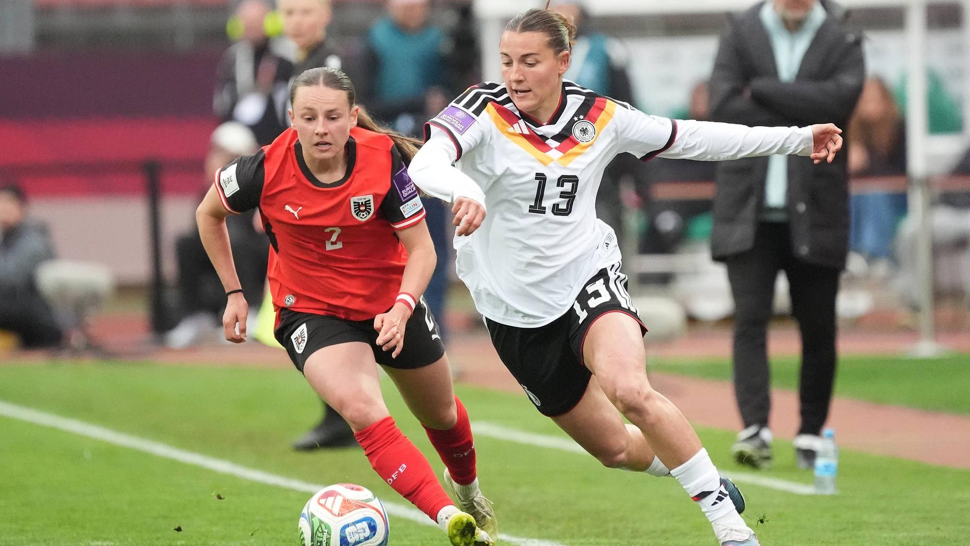 Carlotta Wamser Deutschland zieht an Chiara D Angelo Österreich vorbei - Nürnberg 14.04.2026: Deutschland vs. Österreich, Max-Morlock-Stadion, Womens WM Qualifikation *** Carlotta Wamser Germany passes Chiara D Angelo Austria Nuremberg 14 04 2026 Germany vs Austria, Max Morlock Stadium, Womens World Cup Qualification