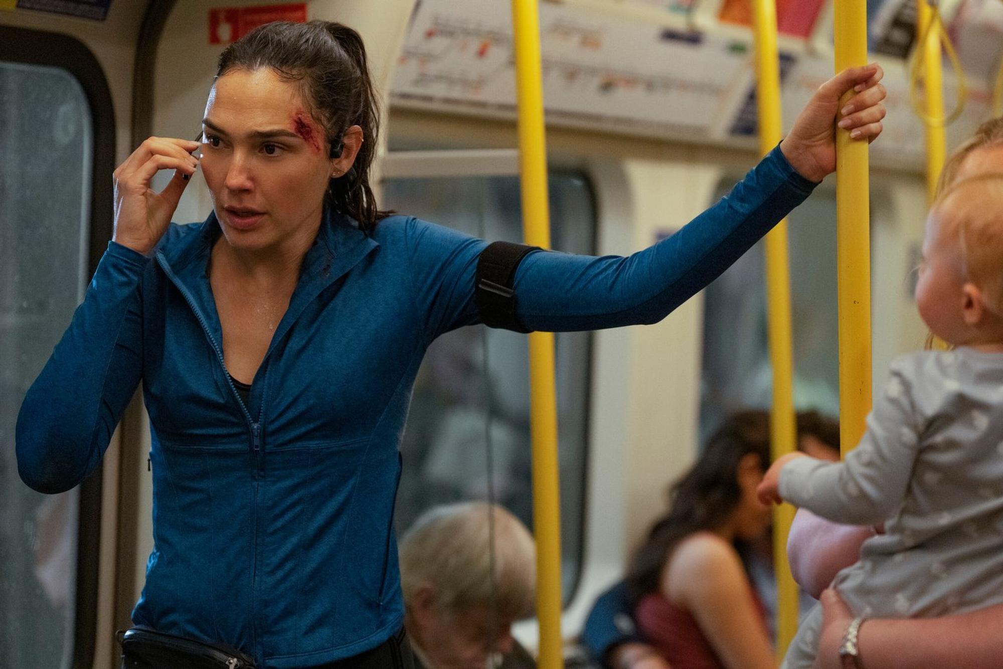 Für den Action-Thriller „The Runner“ musste Gal Gadot viel rennen, dabei brach sie sich beide Füße. (Bild: Amazon MGM Studios)