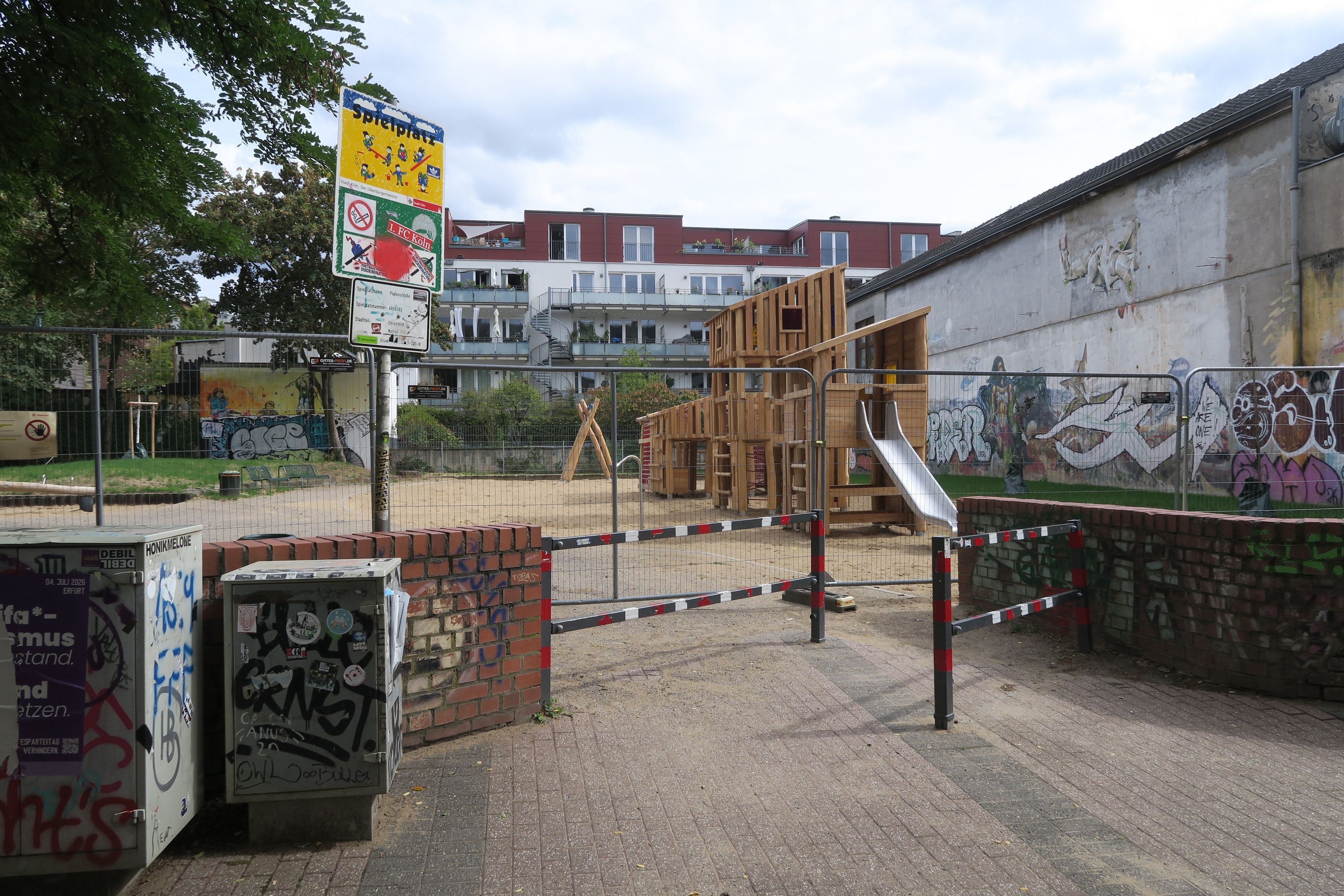Die noch umzäunte neue Spielanlage auf dem Spielplatz Platenstraße in Köln-Ehrenfeld.