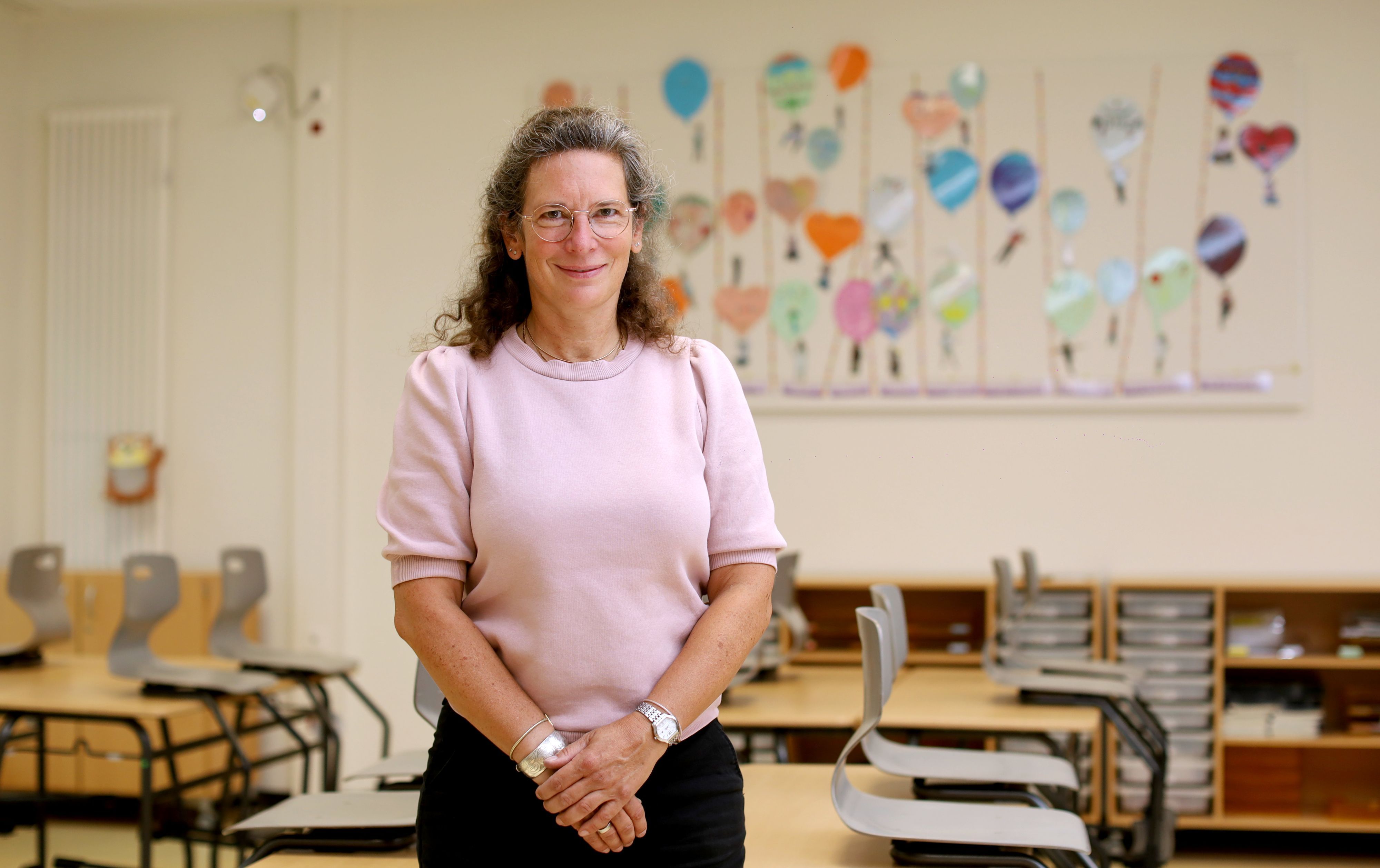 28.08.2026, Köln: #Schulstart Vera Faust ist Sonderpädagogin an der GGS Friedrich List in Porz - von ihr bräuchten wir bitte ein Foto im Schulumfeld. Foto: Arton Krasniqi