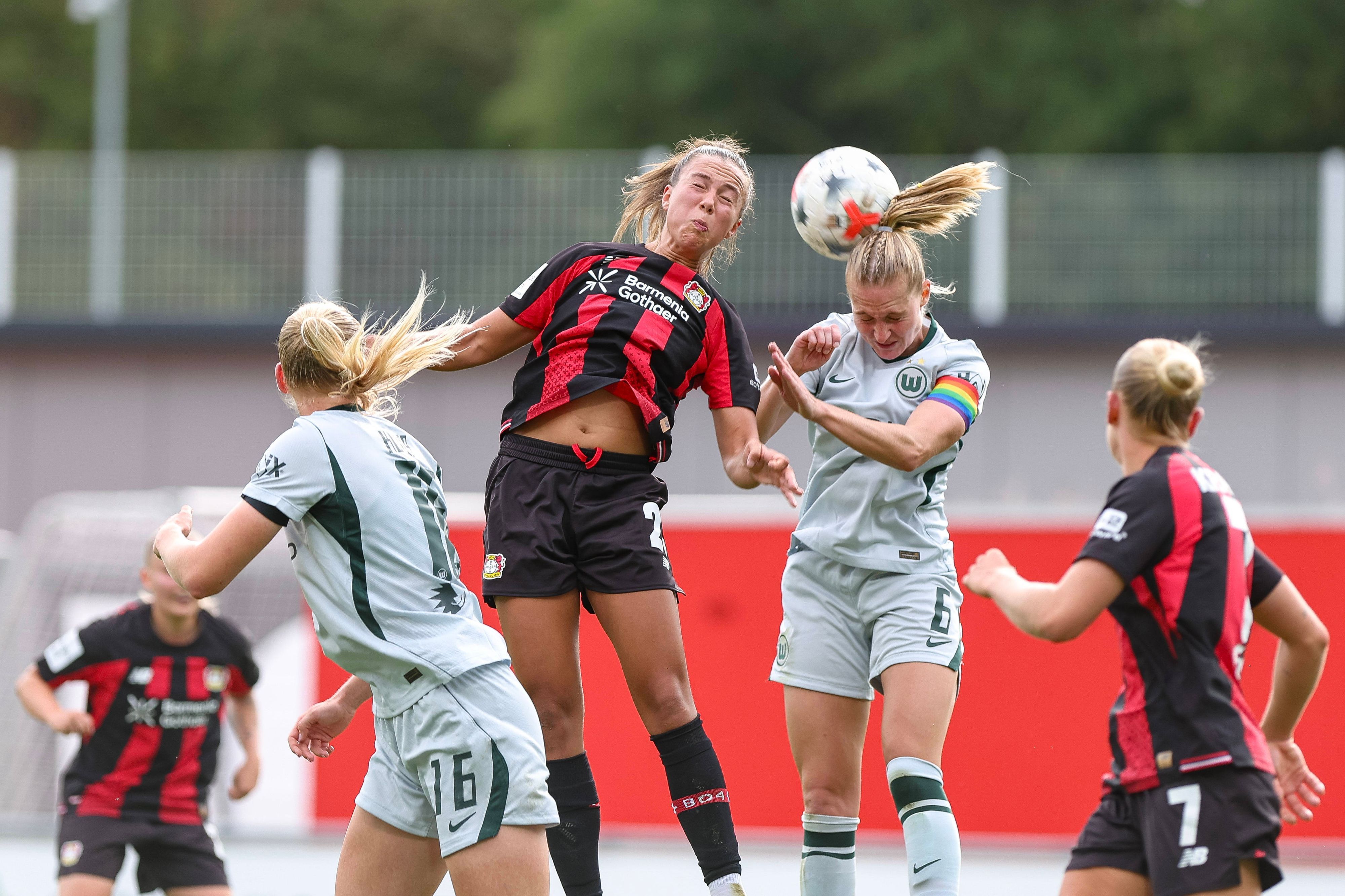 30.08.2026, GER, Fussball, Frauen, Google-Pixel Frauen- Bundesliga , Saison 2026/2027, Bayer 04 Leverkusen - VfL Wolfsburg Maja Sternad B04 und Janina Minge WOB im Kampf um den Ball Leverkusen Ulrich-Haberland-Stadion Nordrhein-Westfalen Deutschland *** August 30, 2026, GER, Soccer, Women, Google Pixel Women s Bundesliga, 20262027 season, Bayer 04 Leverkusen vs. VfL Wolfsburg: Maja Sternad B04 and Janina Minge WOB battle for the ball at the Ulrich Haberland Stadium in Leverkusen, North Rhine-Westphalia, Germany Copyright: xAdrianxSchlüterx