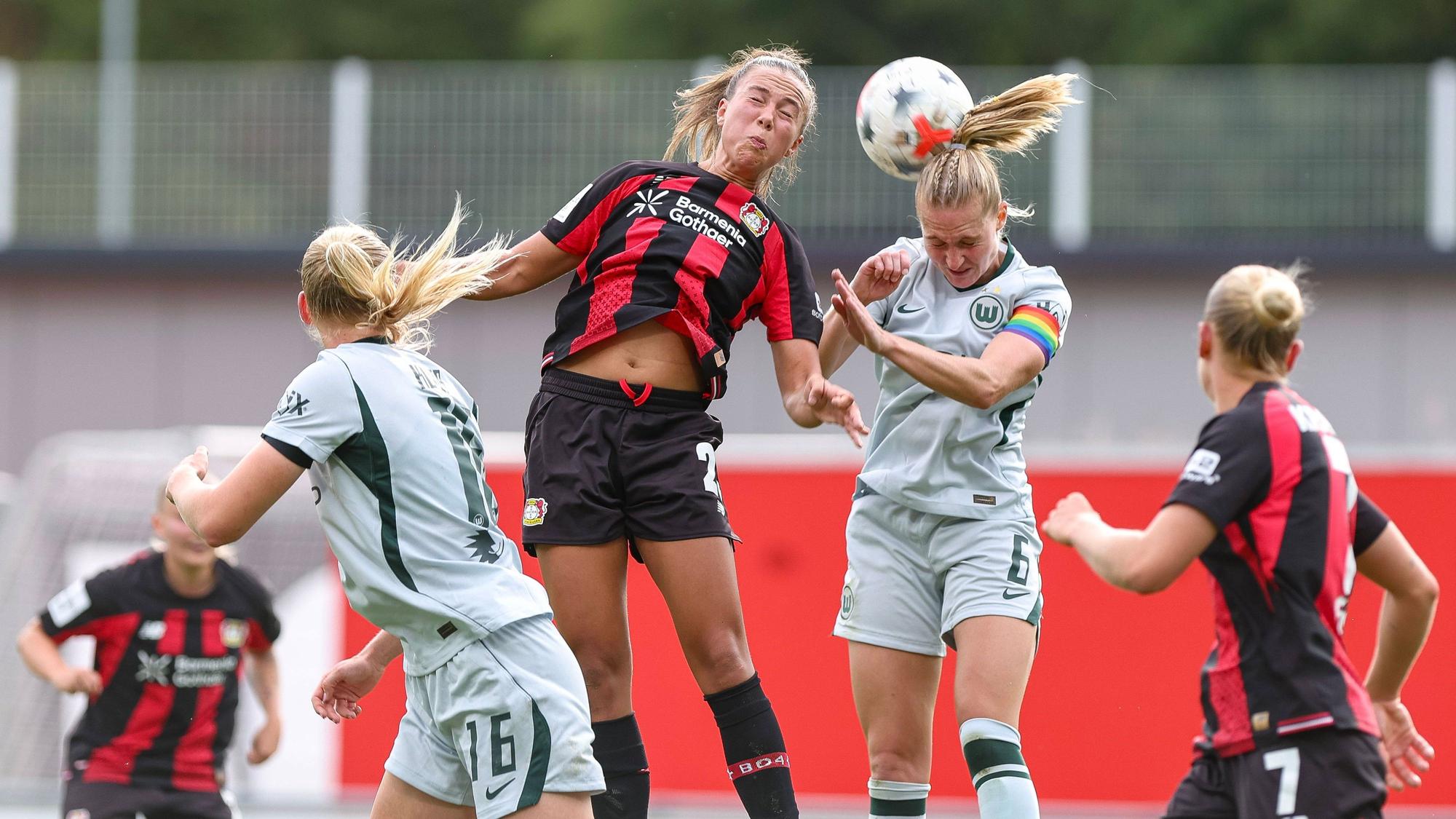 30.08.2026, GER, Fussball, Frauen, Google-Pixel Frauen- Bundesliga , Saison 2026/2027, Bayer 04 Leverkusen - VfL Wolfsburg Maja Sternad B04 und Janina Minge WOB im Kampf um den Ball Leverkusen Ulrich-Haberland-Stadion Nordrhein-Westfalen Deutschland *** August 30, 2026, GER, Soccer, Women, Google Pixel Women s Bundesliga, 20262027 season, Bayer 04 Leverkusen vs. VfL Wolfsburg: Maja Sternad B04 and Janina Minge WOB battle for the ball at the Ulrich Haberland Stadium in Leverkusen, North Rhine-Westphalia, Germany Copyright: xAdrianxSchlüterx