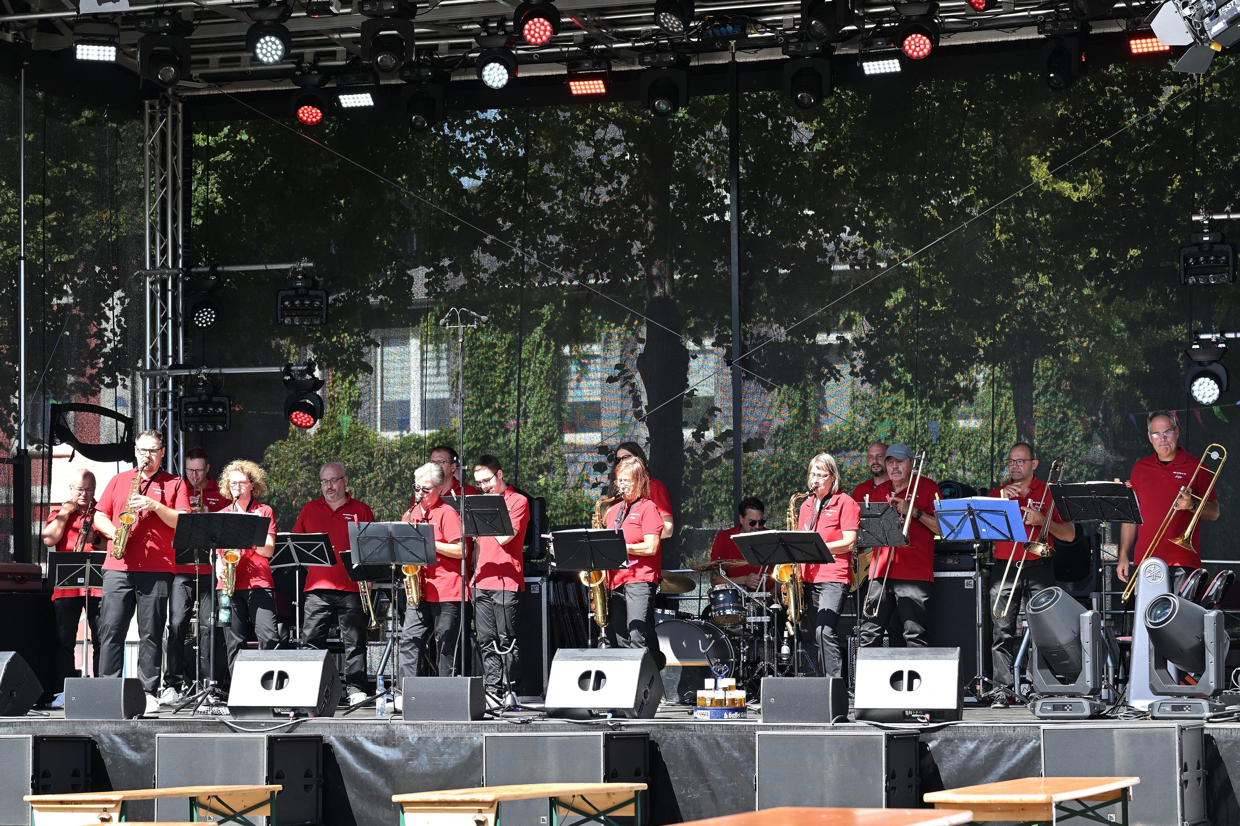 Das Foto zeigt Musiker auf der Bühne desStadtfestes