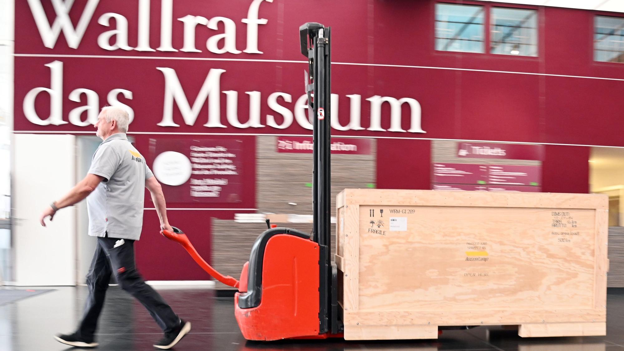 In Transportkisten verlassen die Bilder das Museum.