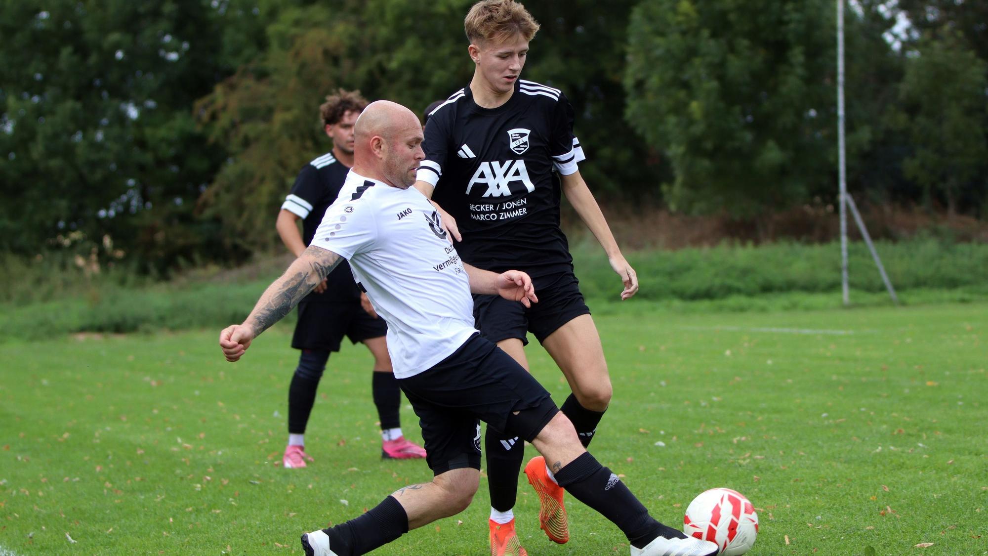 Jan Schäfgen (vorne) ist vor Dean Thiebes am Ball.
