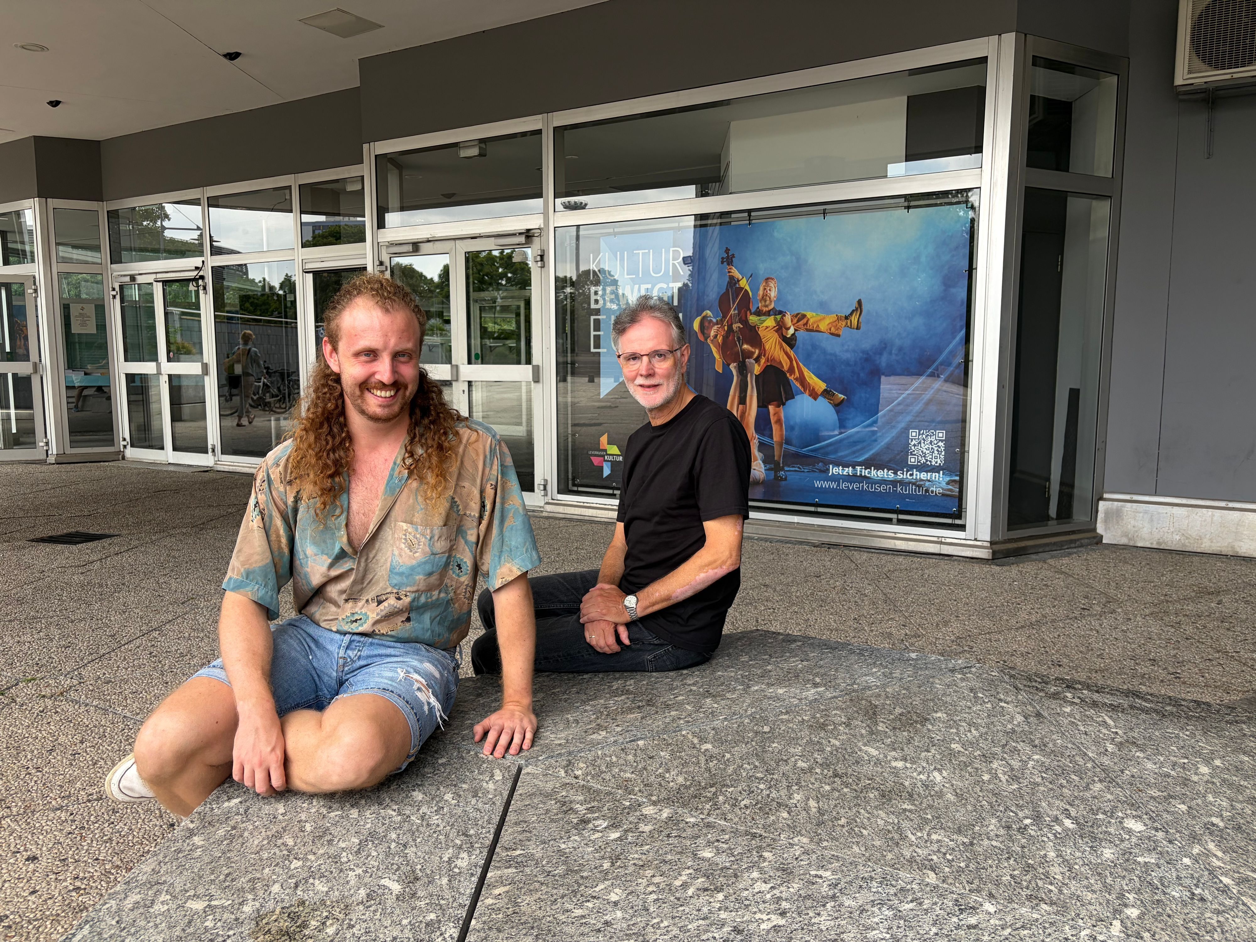 Bastian Röstel und Georg Thomanek (v.l.) sind die neuen Dramaturgen der Stadt Leverkusen.