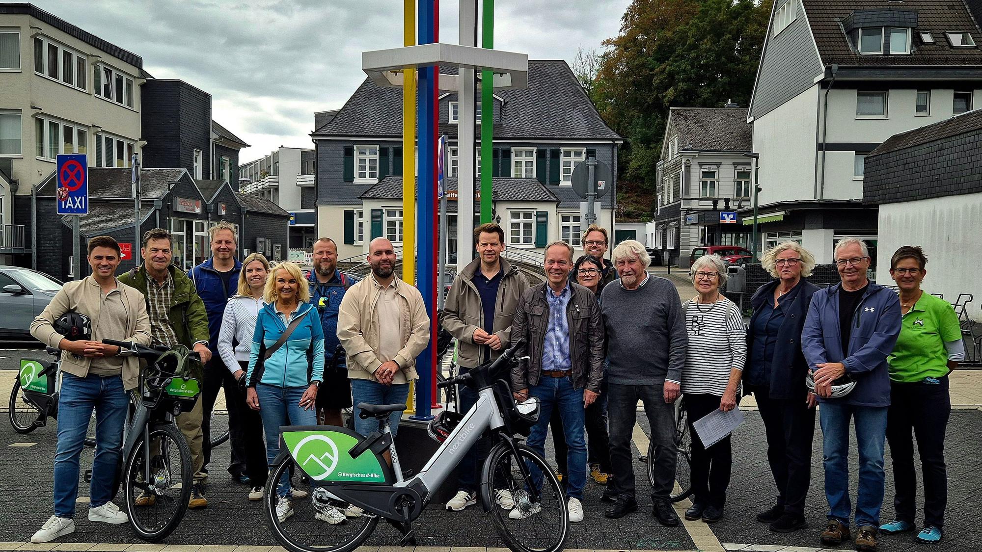 An der Friedensstele mitten in Hückeswagen ist die erste Ausfahrt über die neue Route „Art & Bike“ gestartet. Insgesamt sollen vier solcher Strecken eingerichtet werden. Sie führen durch das Bergische Land und natürlich auch durch Oberberg.