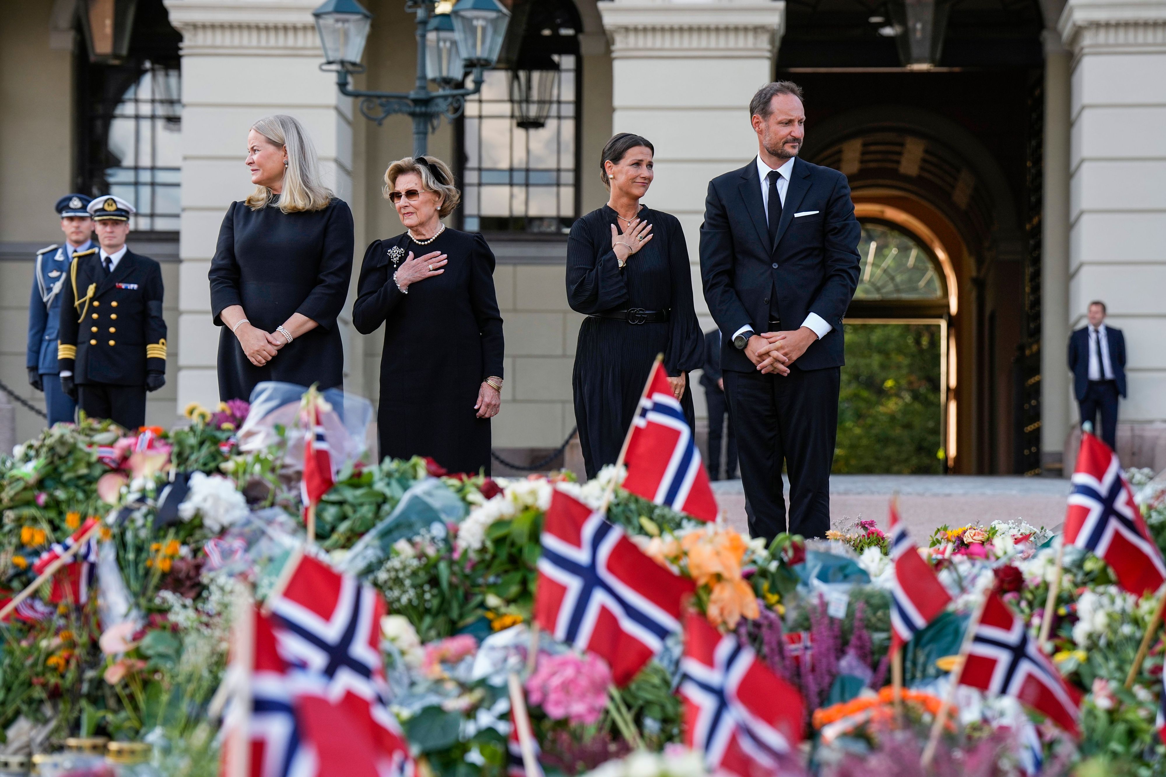 Königin Mette-Marit, Königin Sonja, Prinzessin Märtha Louise und König Haakon (l-r) kommen auf den Schlossplatz, um die Menschen zu begrüßen und das Meer aus Blumen und Grußbotschaften zu betrachten, das Trauernde vier Tage nach dem Tod von König Harald V. dort niedergelegt haben.