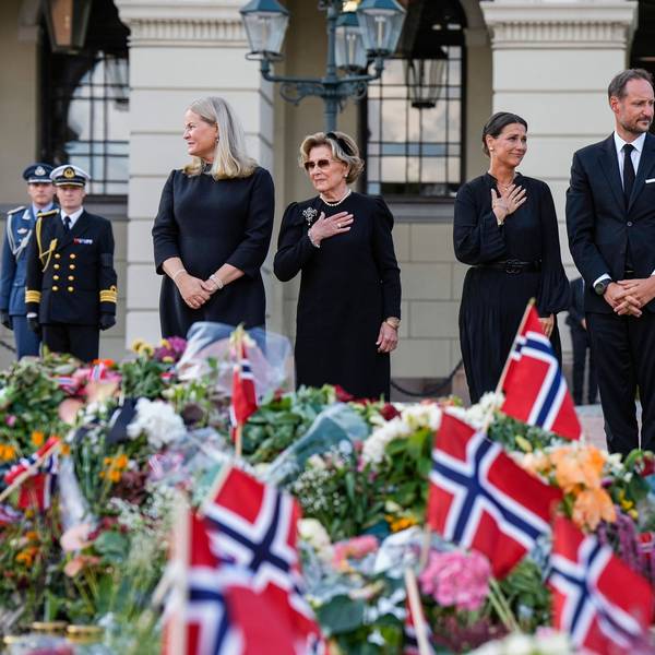 Königin Mette-Marit, Königin Sonja, Prinzessin Märtha Louise und König Haakon (l-r) kommen auf den Schlossplatz, um die Menschen zu begrüßen und das Meer aus Blumen und Grußbotschaften zu betrachten, das Trauernde vier Tage nach dem Tod von König Harald V. dort niedergelegt haben.