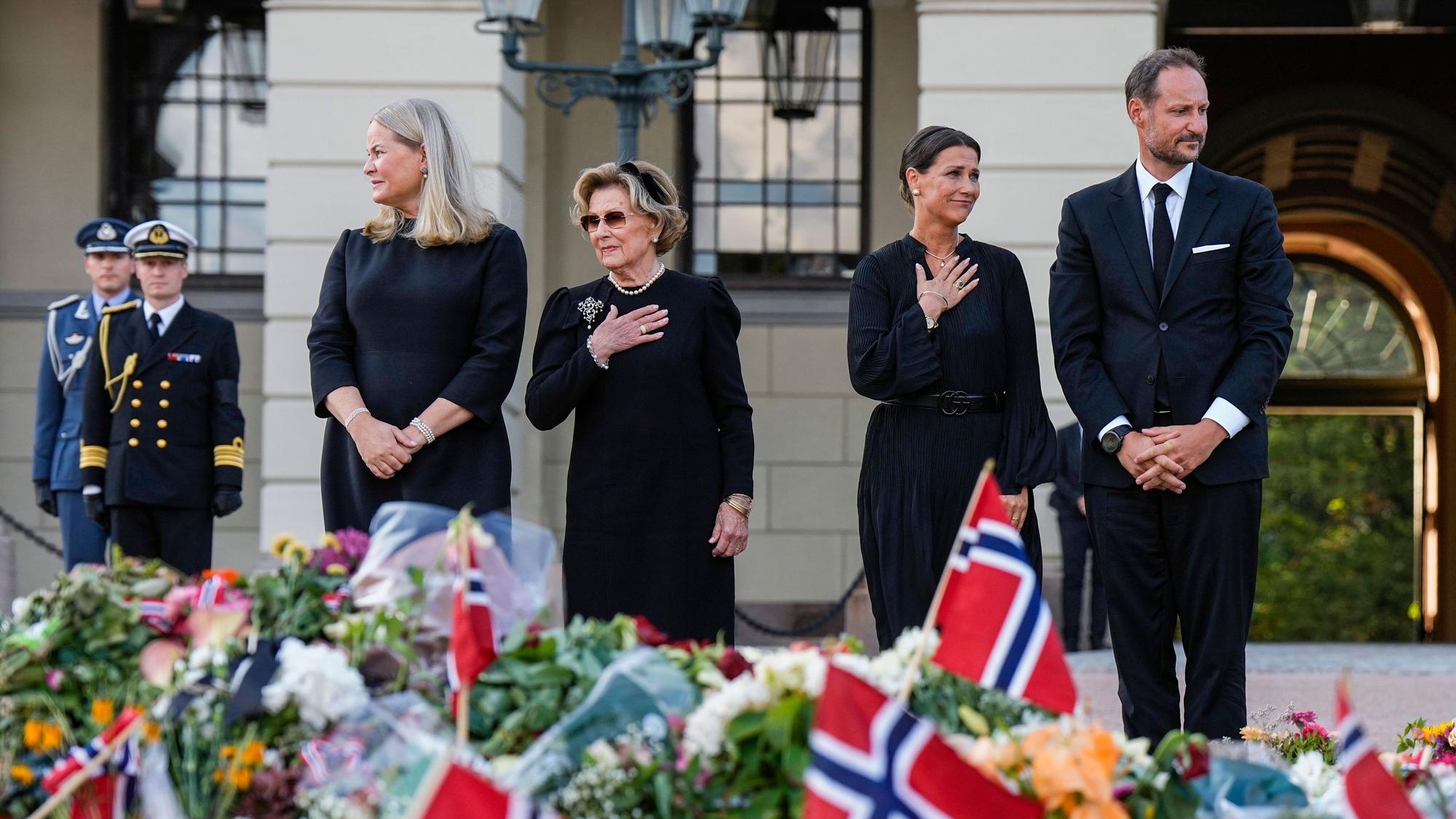 Königin Mette-Marit, Königin Sonja, Prinzessin Märtha Louise und König Haakon (l-r) kommen auf den Schlossplatz, um die Menschen zu begrüßen und das Meer aus Blumen und Grußbotschaften zu betrachten, das Trauernde vier Tage nach dem Tod von König Harald V. dort niedergelegt haben.