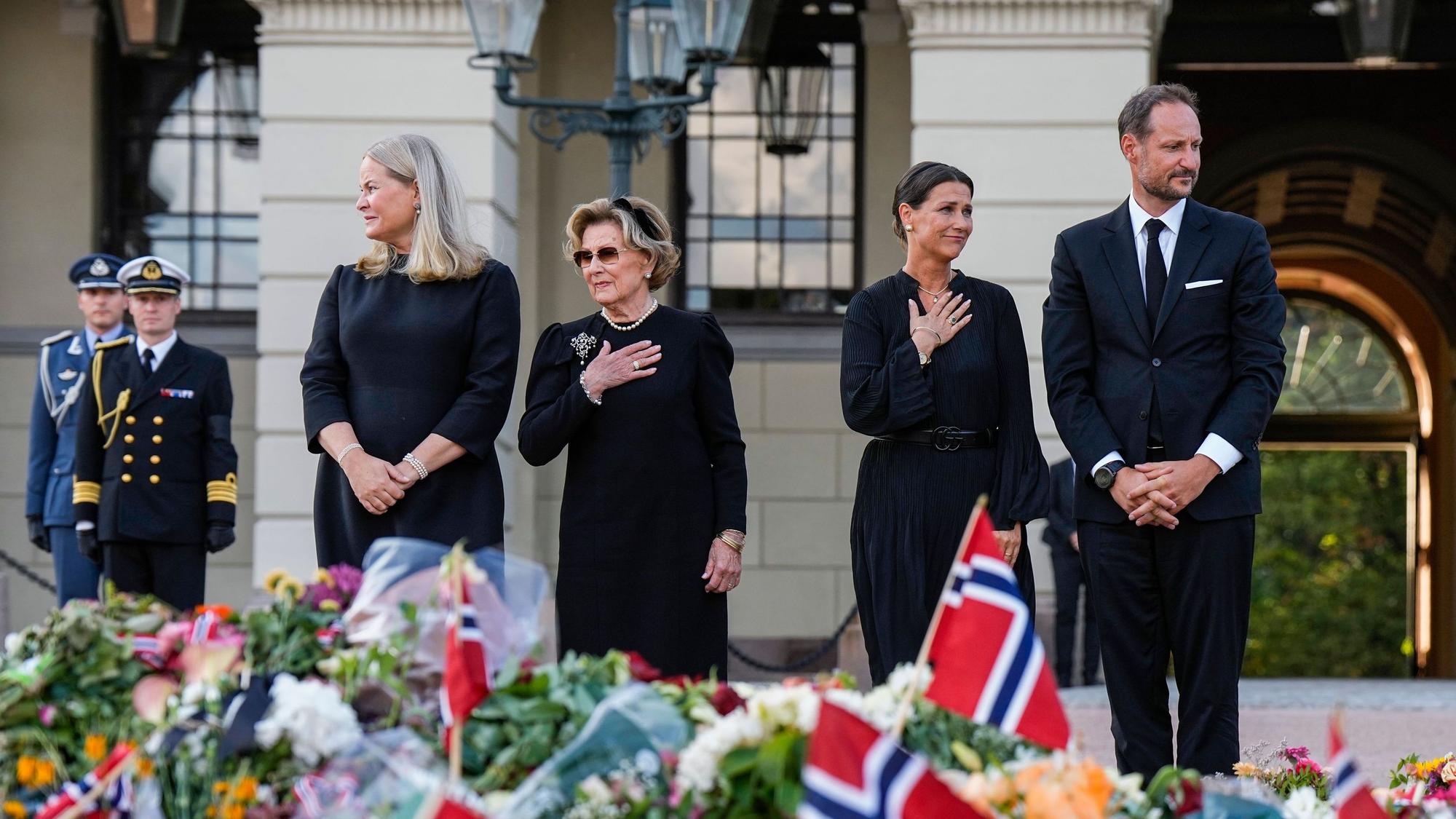 Königin Mette-Marit, Königin Sonja, Prinzessin Märtha Louise und König Haakon (l-r) kommen auf den Schlossplatz, um die Menschen zu begrüßen und das Meer aus Blumen und Grußbotschaften zu betrachten, das Trauernde vier Tage nach dem Tod von König Harald V. dort niedergelegt haben.