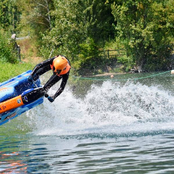 Claire Hartung auf ihrem Jetski.