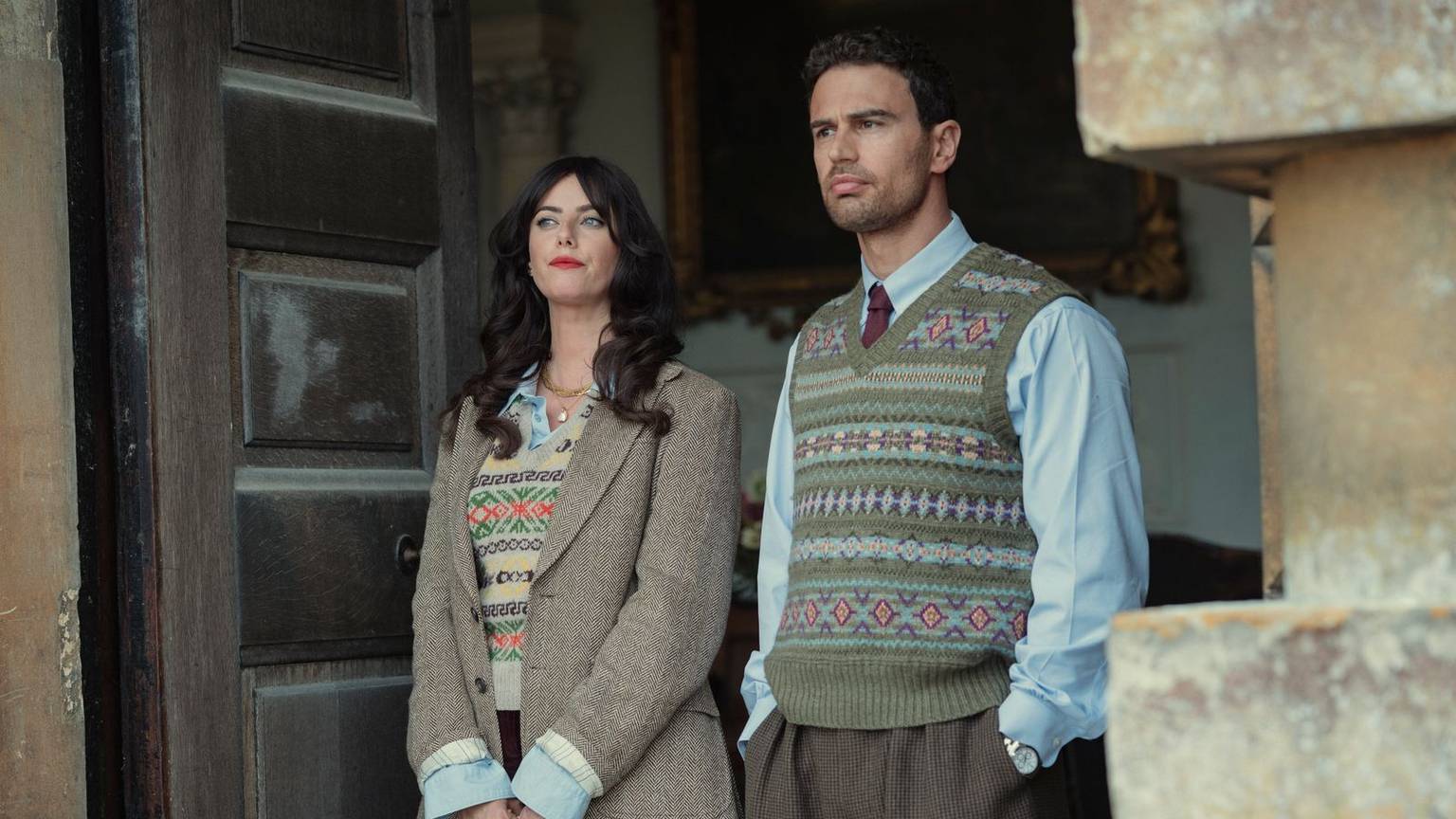 Susie (Kaya Scodelario) und Eddie (Theo James) haben große Pläne, die sie bis nach Italien führen. Die Frage ist nur: Sitzen sie und Susies Vater Bobby noch im selben Boot? (Bild: Christopher Raphael/Netflix)