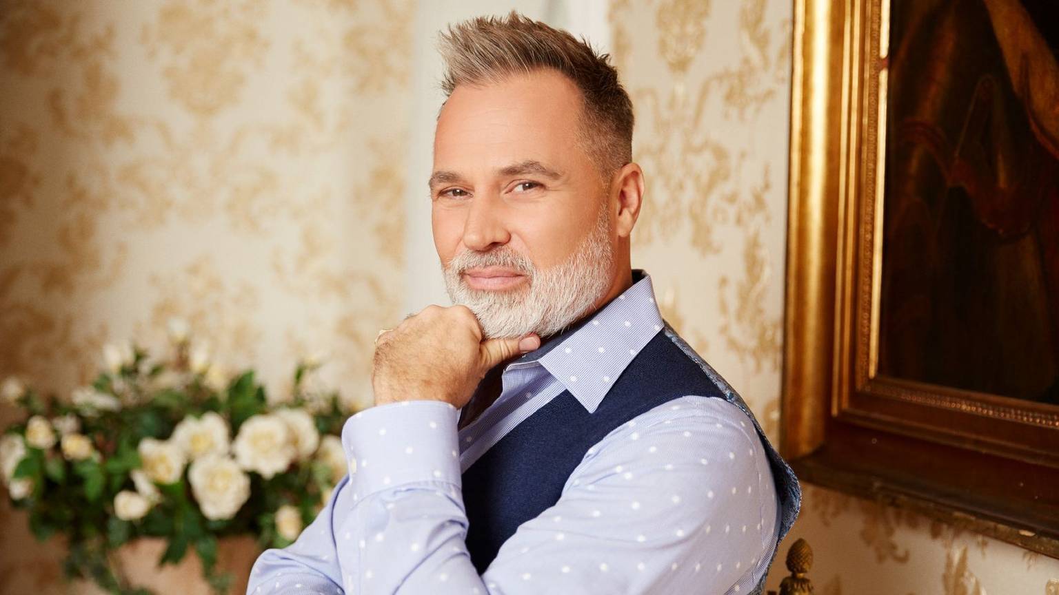 Hochzeitsplaner Frank „Froonck“ Matthée (58) feiert mit „Duell der Hochzeitsprofis“ (ab Sonntag, 6. September, 14.00 Uhr, sechs Folgen wöchentlich im ZDF) nach fünf Jahren Pause sein großes TV-Comeback. (Bild: TVNOW / Arya Shirazi)