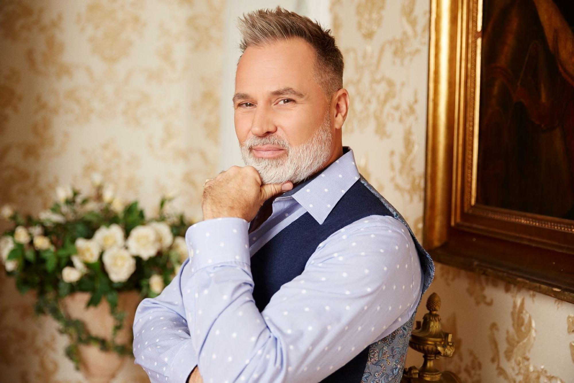 Hochzeitsplaner Frank „Froonck“ Matthée (58) feiert mit „Duell der Hochzeitsprofis“ (ab Sonntag, 6. September, 14.00 Uhr, sechs Folgen wöchentlich im ZDF) nach fünf Jahren Pause sein großes TV-Comeback. (Bild: TVNOW / Arya Shirazi)