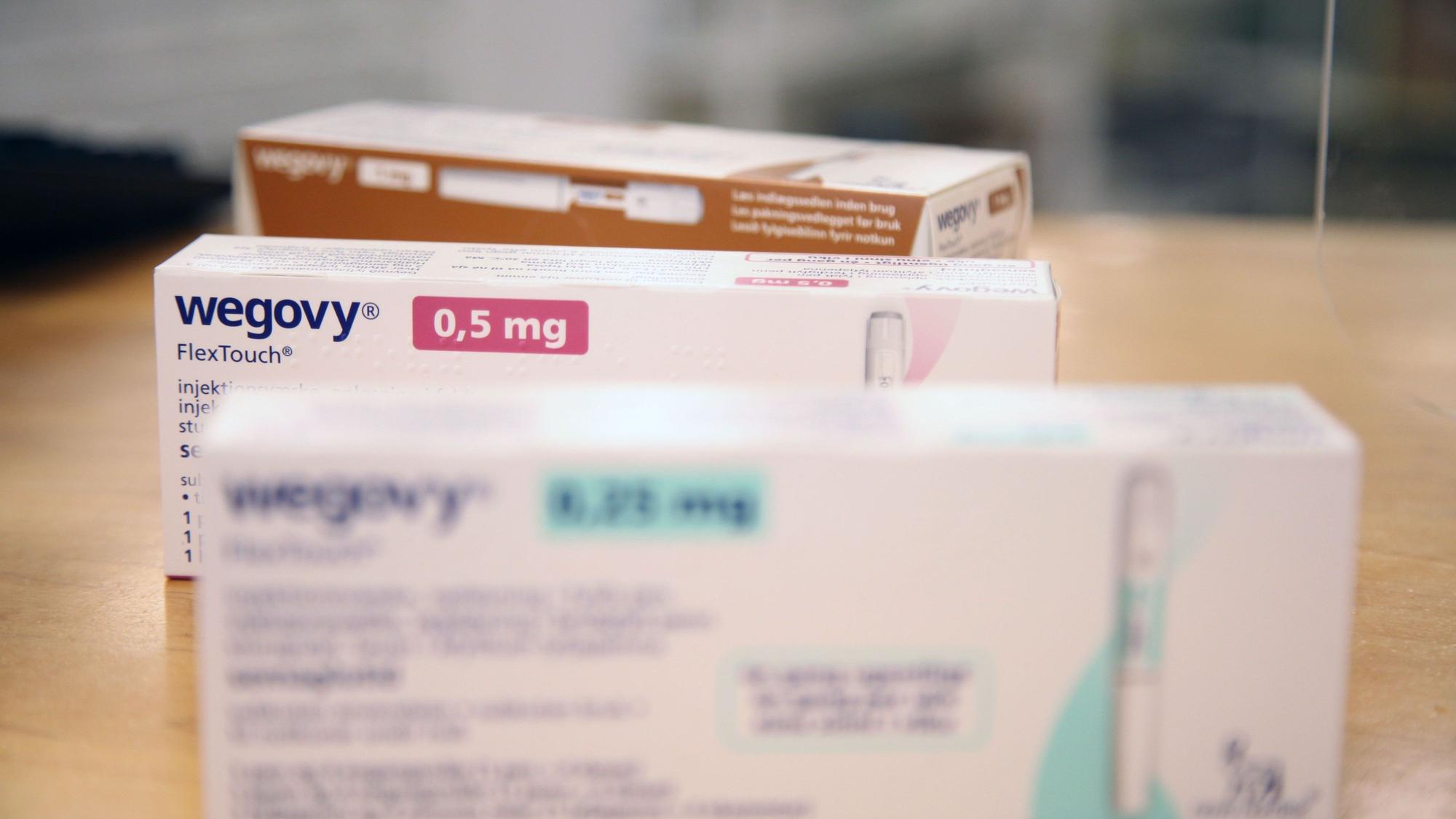 Drei Packungen der Abnehmtablette „Wegovy“ liegen auf einem Tisch. Die Pille wird einmal täglich eingenommen, während die bereits bekannte Abnehmspritze einmal die Woche injiziert wird.