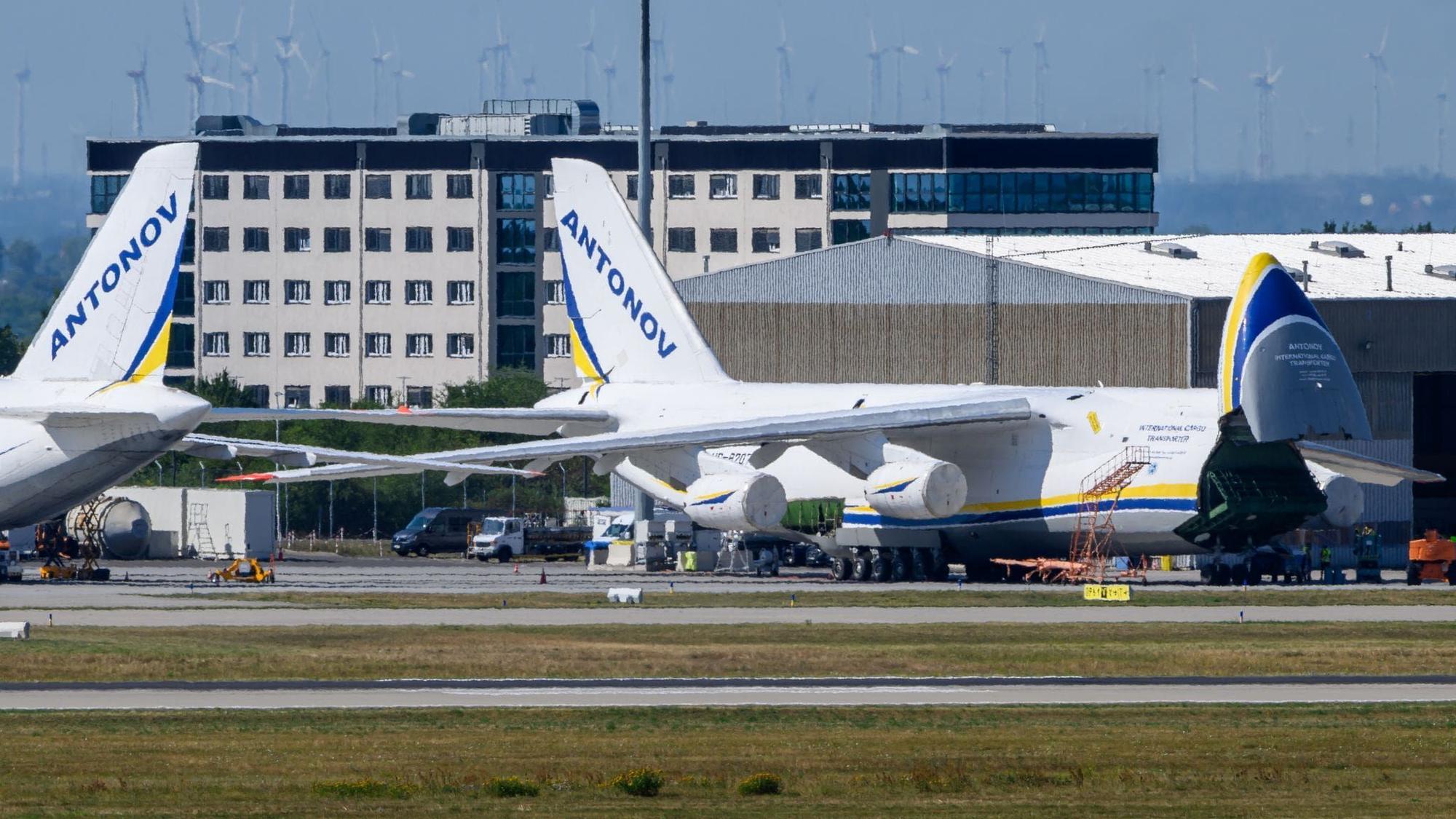 Ukrainische Antonow-Maschinen auf dem Leipziger Flughafen: Sie waren mutmaßlich das Ziel des gescheiterten russischen Drohnenangriffs. /