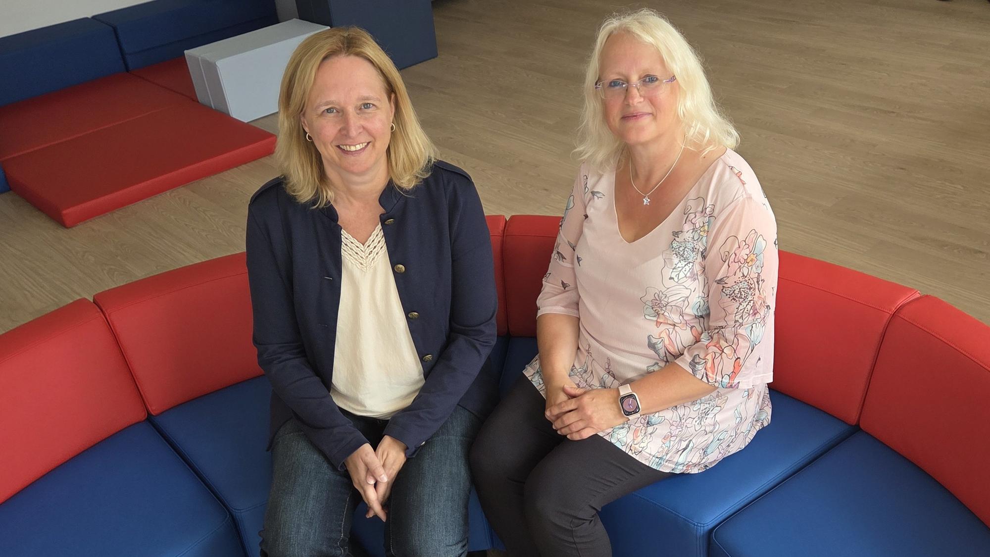Entspannte Schulleitung: Konrektorin Susanne Bollmann (links) und Rektorin Christina Kunze nehmen ebenfalls gerne Platz im neuen Chillraum der Gemeinschaftsgrundschule in Isengarten.