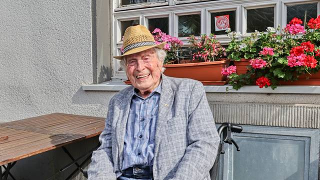 Ludwig Sebus sitzt vor seinem Lieblingslokal in Bickendorf.