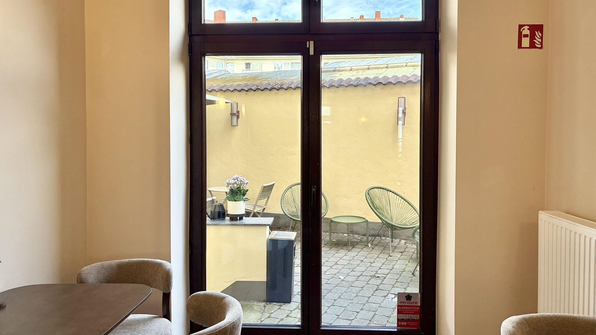 Das neue Twisit Café hat auch einen Außenbereich hinter dem großzügigen Innenraum.