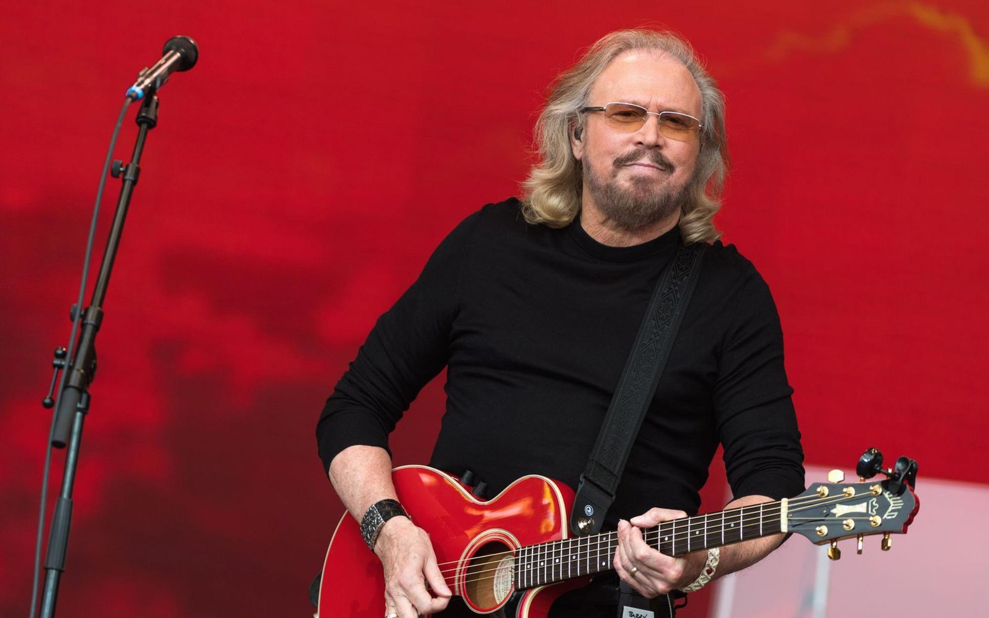 Barry Gibb, hier zu sehen bei einem Auftritt im Jahr 2017, hat sich weitgehend aus dem öffentlichen Leben zurückgezogen. Am 1. September feiert die Bee-Gees-Legende ihren 80. Geburtstag. (Bild: 2017 Getty Images/Ian Gavan)