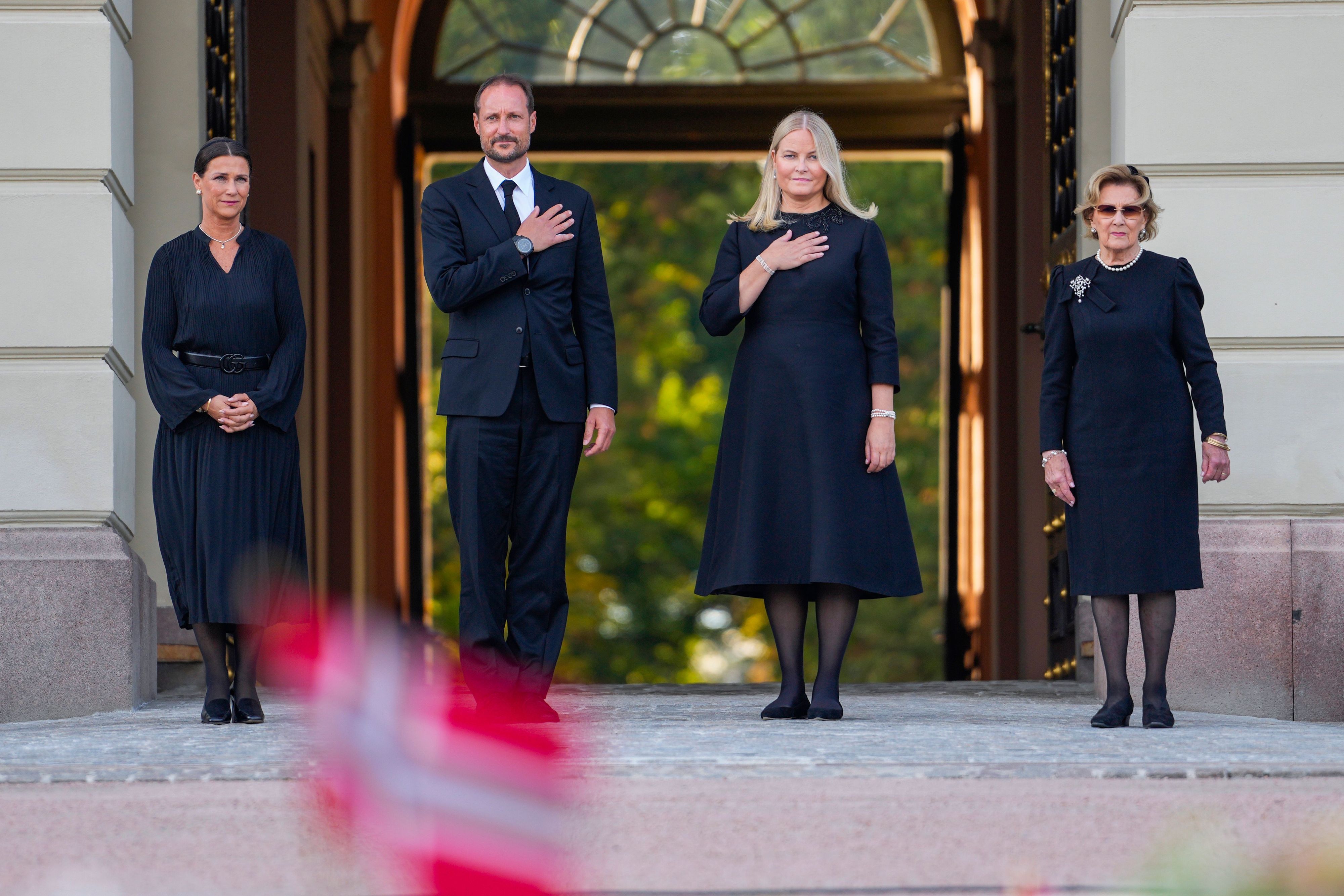 Prinzessin Märtha Louise und König Haakon, sowie Königin Mette-Marit und Königin Sonja, (l-r) kommen auf den Schlossplatz, um die Menschen zu begrüßen und das Meer aus Blumen und Grußbotschaften zu betrachten, das Trauernde vier Tage nach dem Tod von König Harald V. dort niedergelegt haben.