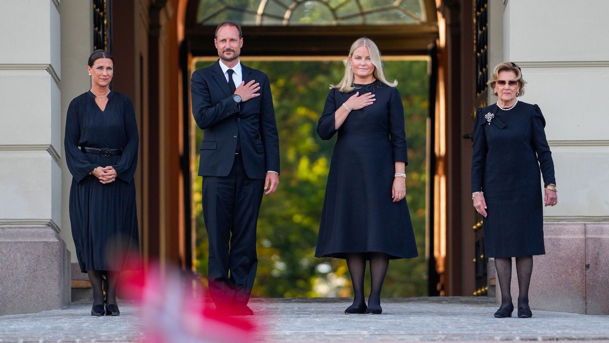 Prinzessin Märtha Louise und König Haakon sowie Königin Mette-Marit und Königin Sonja, (l-r) kommen auf den Schlossplatz, um die Menschen zu begrüßen und das Meer aus Blumen und Grußbotschaften zu betrachten, das Trauernde vier Tage nach dem Tod von König Harald V. dort niedergelegt haben.