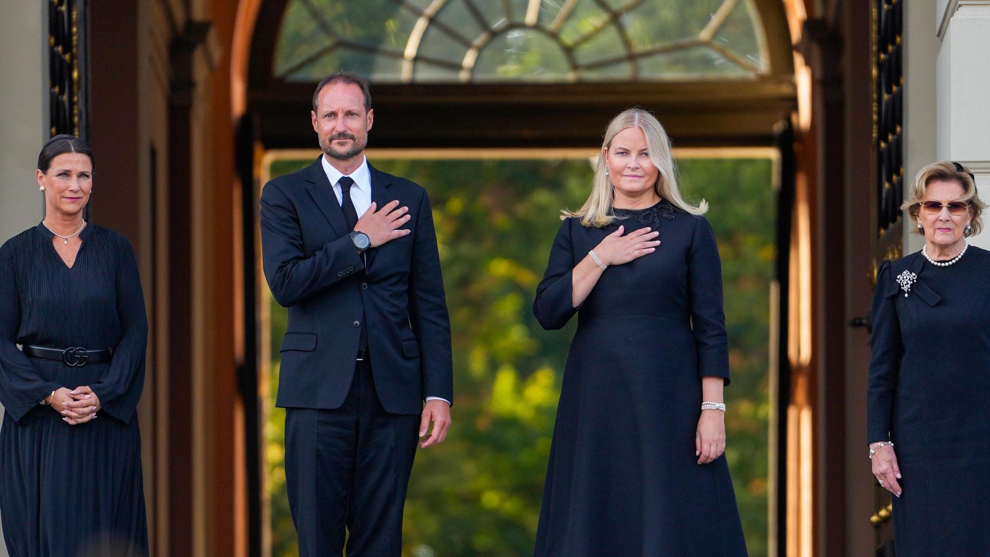 Prinzessin Märtha Louise und König Haakon, sowie Königin Mette-Marit und Königin Sonja, (l-r) kommen auf den Schlossplatz, um die Menschen zu begrüßen und das Meer aus Blumen und Grußbotschaften zu betrachten, das Trauernde vier Tage nach dem Tod von König Harald V. dort niedergelegt haben.