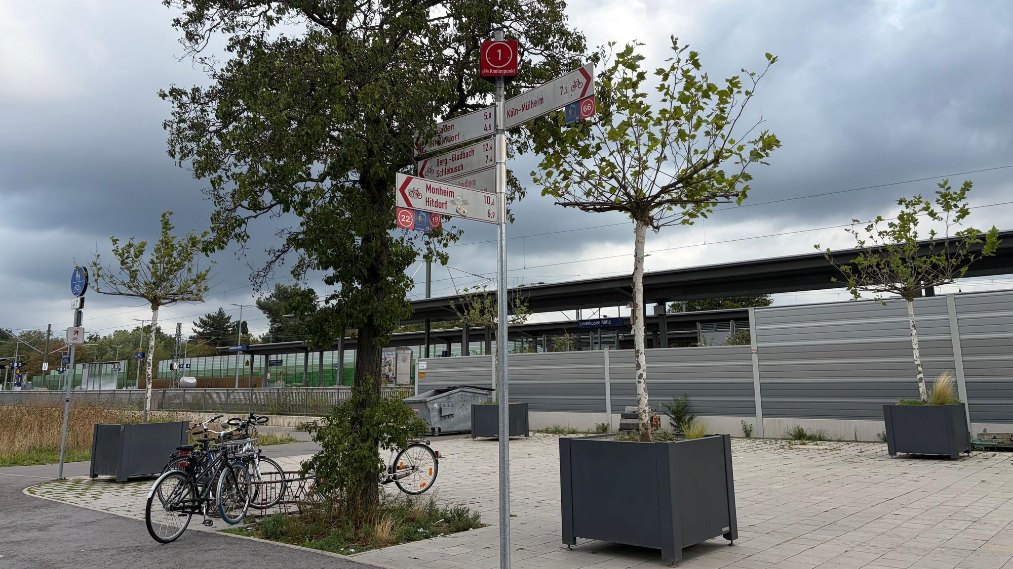 Baumkübel am Bahnhof Leverkusen Mitte