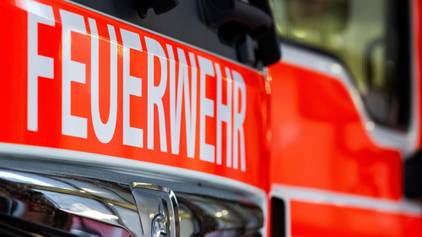 ARCHIV - 30.12.2024, Berlin: Ein Einsatzfahrzeug mit der Aufschrift «Feuerwehr». (Symbolbild) (zu dpa: «Verletzter Dachdecker von Parkhausdach gerettet») Foto: Soeren Stache/dpa +++ dpa-Bildfunk +++