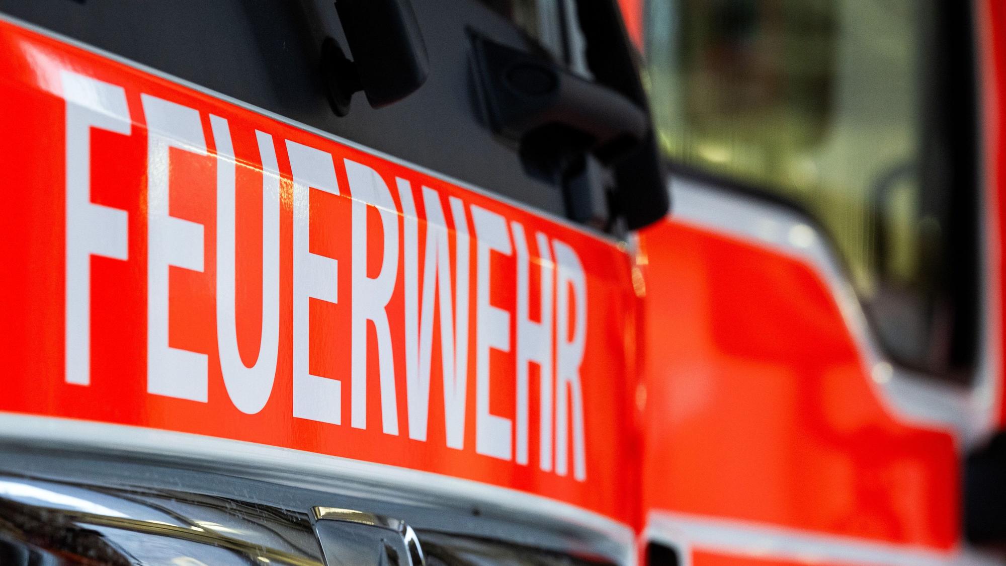 Zu sehen ist ein Einsatzfahrzeug mit der Aufschrift «Feuerwehr».