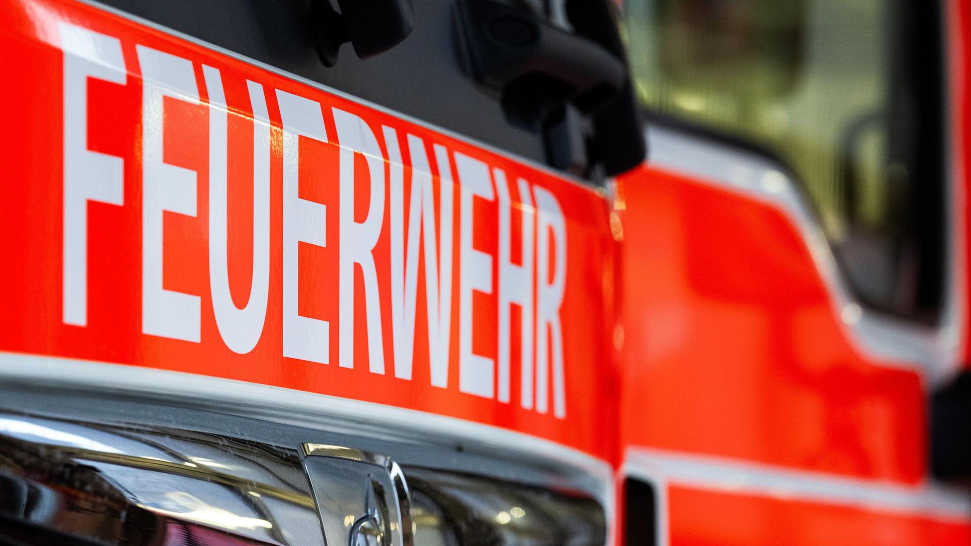 ARCHIV - 30.12.2024, Berlin: Ein Einsatzfahrzeug mit der Aufschrift «Feuerwehr». (Symbolbild) (zu dpa: «Verletzter Dachdecker von Parkhausdach gerettet») Foto: Soeren Stache/dpa +++ dpa-Bildfunk +++