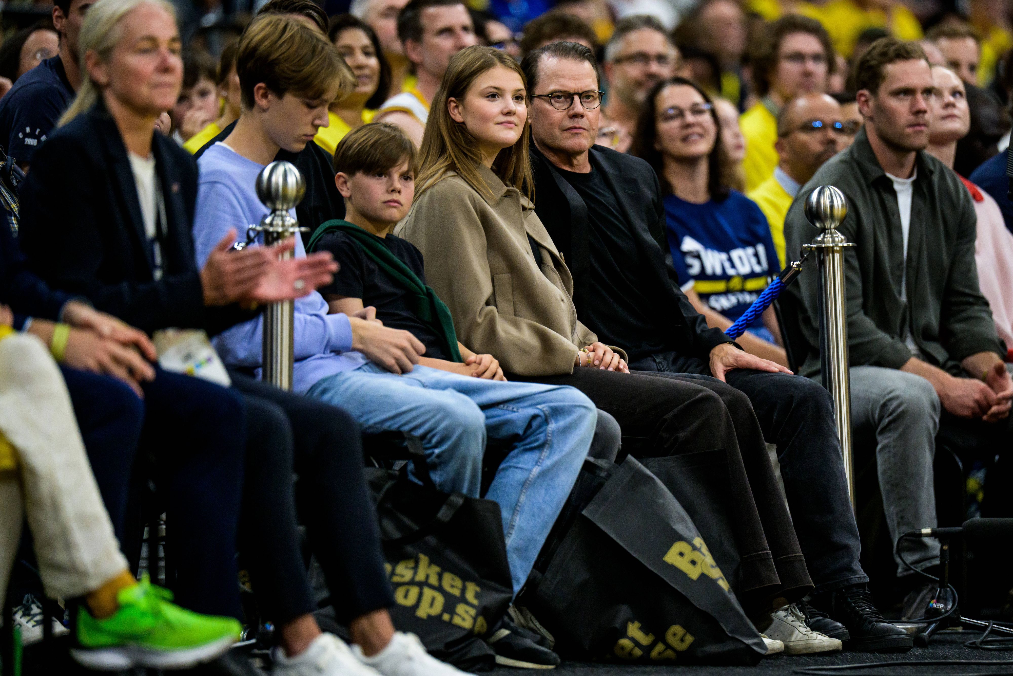 Prinz Oscar, Prinzessin Estelle und Prinz Daniel verfolgen am 30. August 2026 in Stockholm das Basketball-WM-Qualifikationsspiel zwischen Schweden und Frankreich von der Tribüne aus.