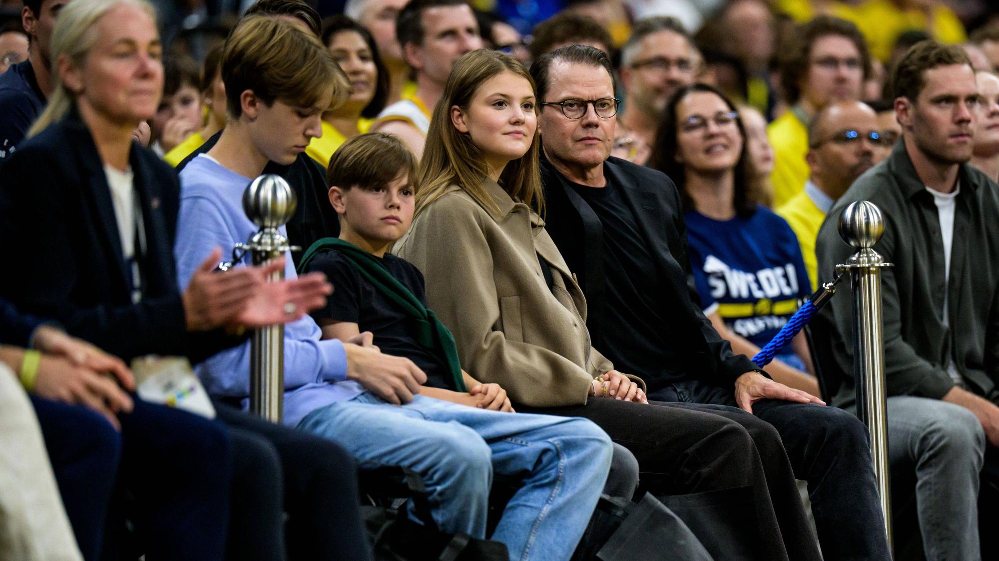 Prinz Oscar, Prinzessin Estelle und Prinz Daniel verfolgen am 30. August 2026 in Stockholm das Basketball-WM-Qualifikationsspiel zwischen Schweden und Frankreich von der Tribüne aus.