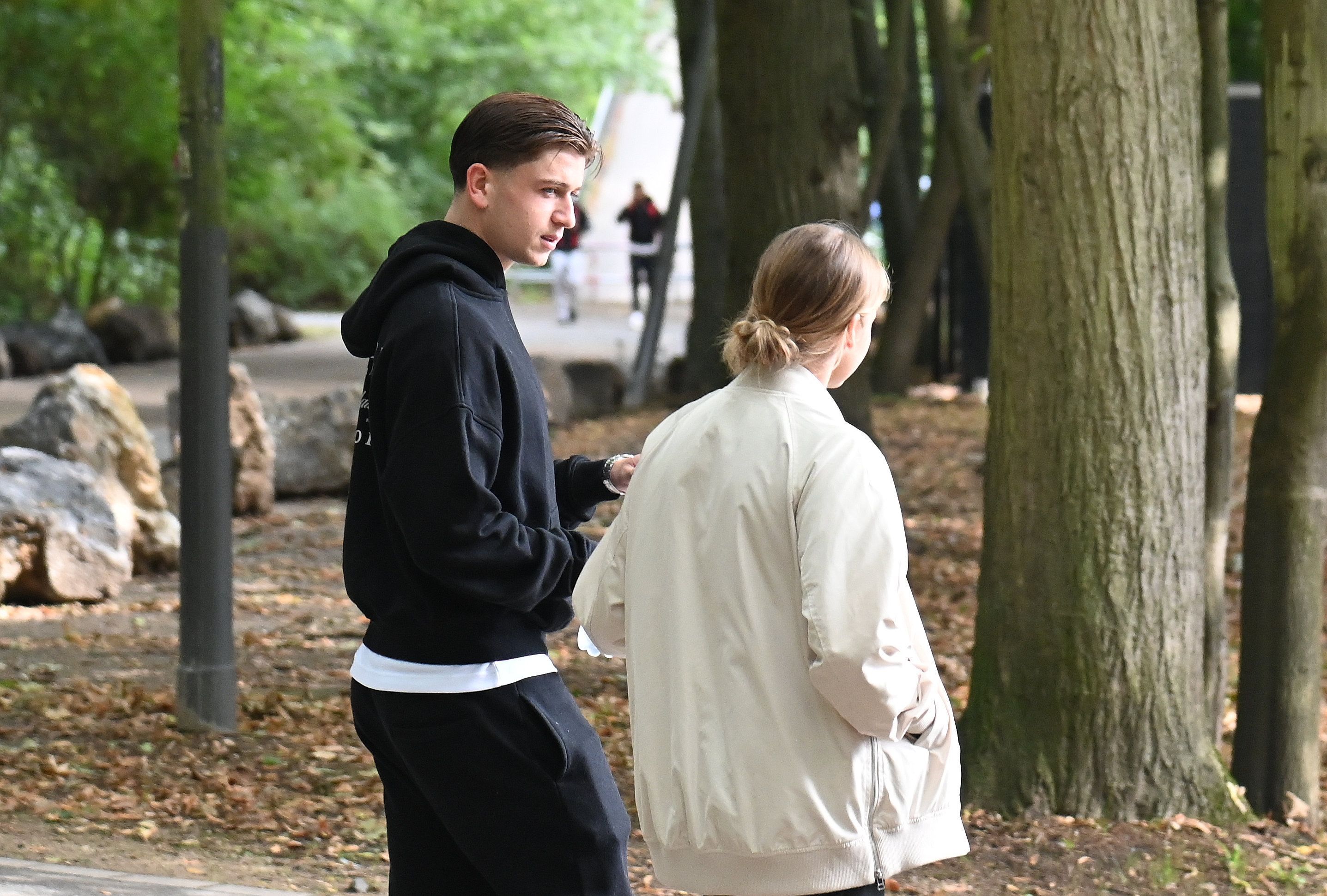 Mikey Moore im Park neben einer Frau.