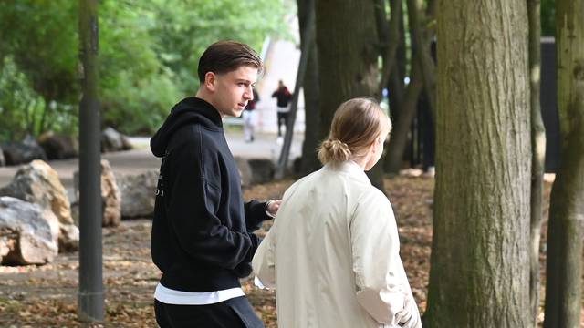 Mikey Moore im Park neben einer Frau.