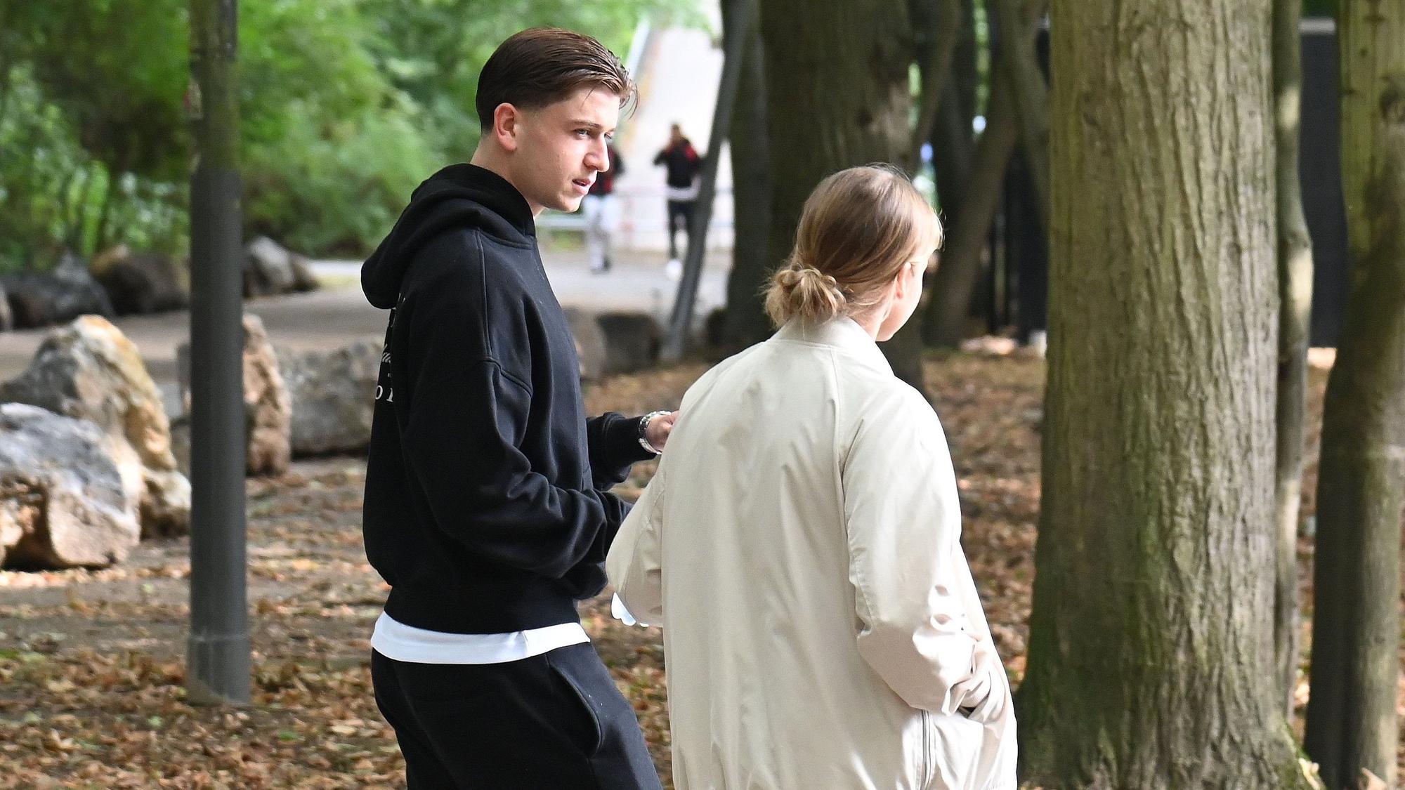 Mikey Moore im Park neben einer Frau.