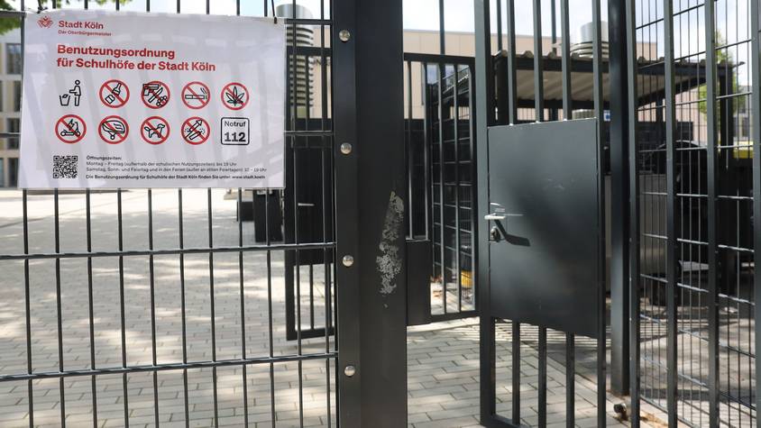 Vorläufige Beschilderung der nach Schulschluss freigegebenen Schulhöfe - hier am Dreikönigsgymnasium in Nippes.