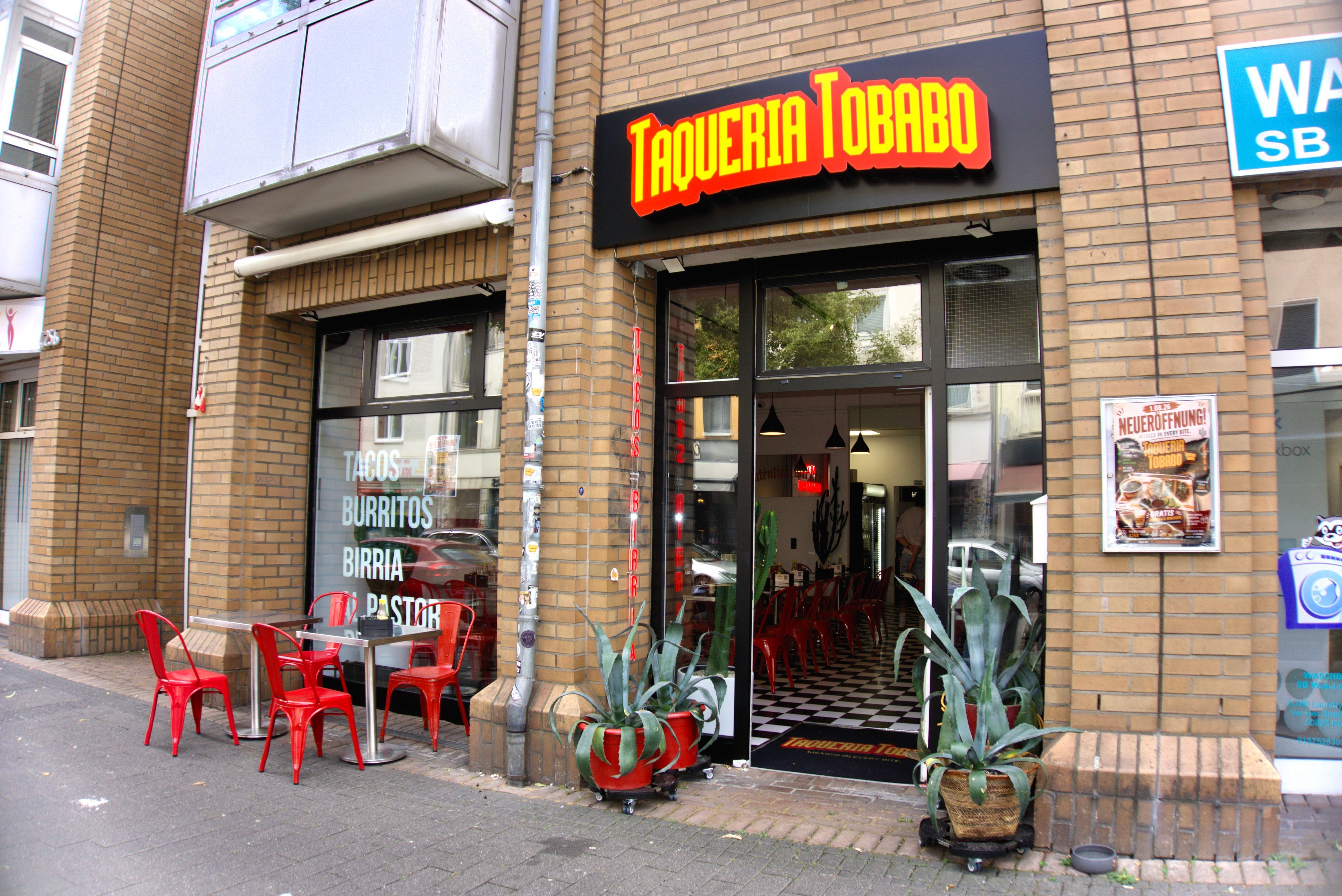 Die neue Taqueria Tobabo von innen mit roten Stühlen.