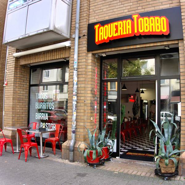 Die neue Taqueria Tobabo von innen mit roten Stühlen.