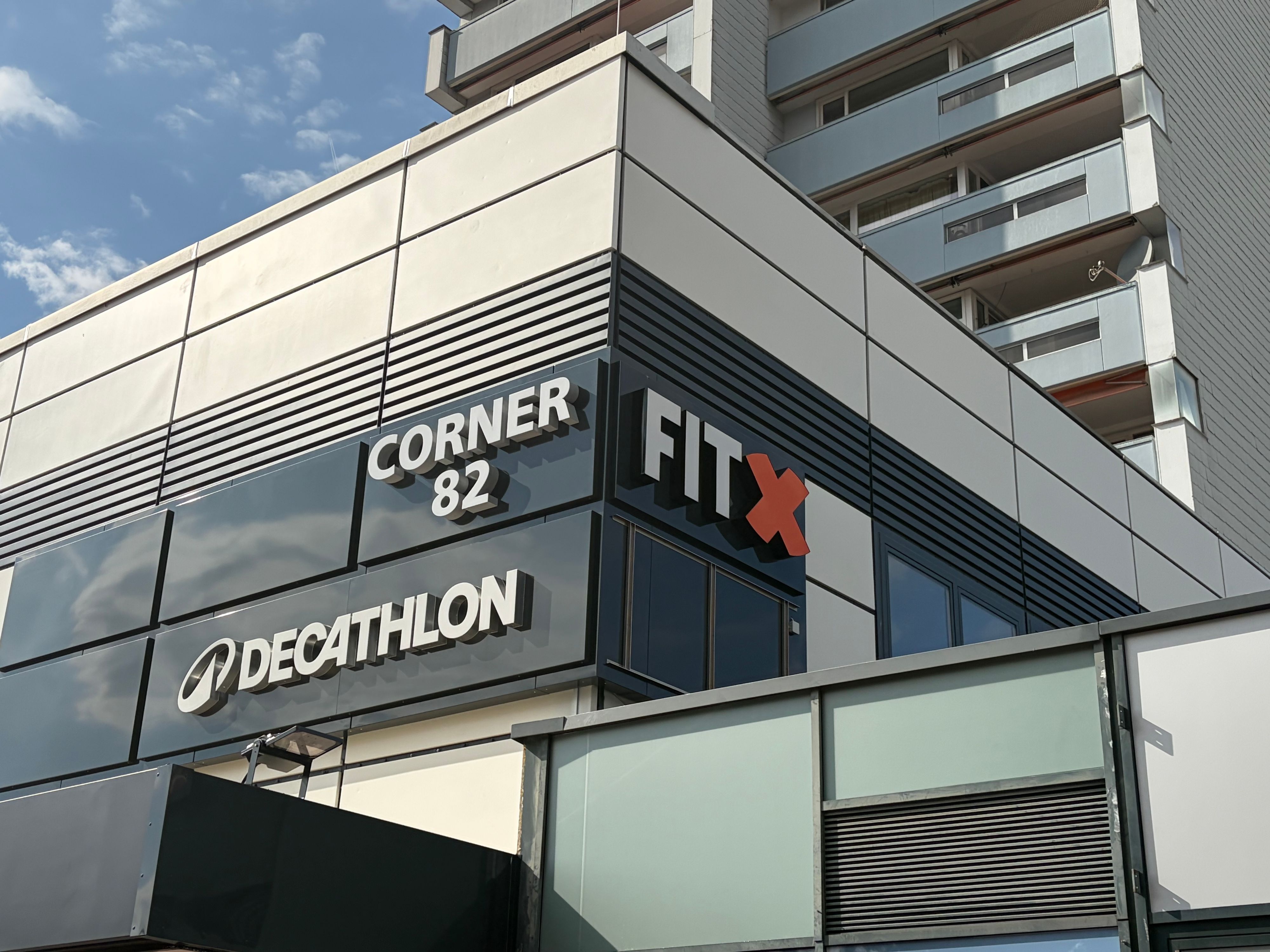 Das Fitnessstudio FitX eröffnet am 19. September, der Schriftzug ist frisch am Gebäude angebracht.